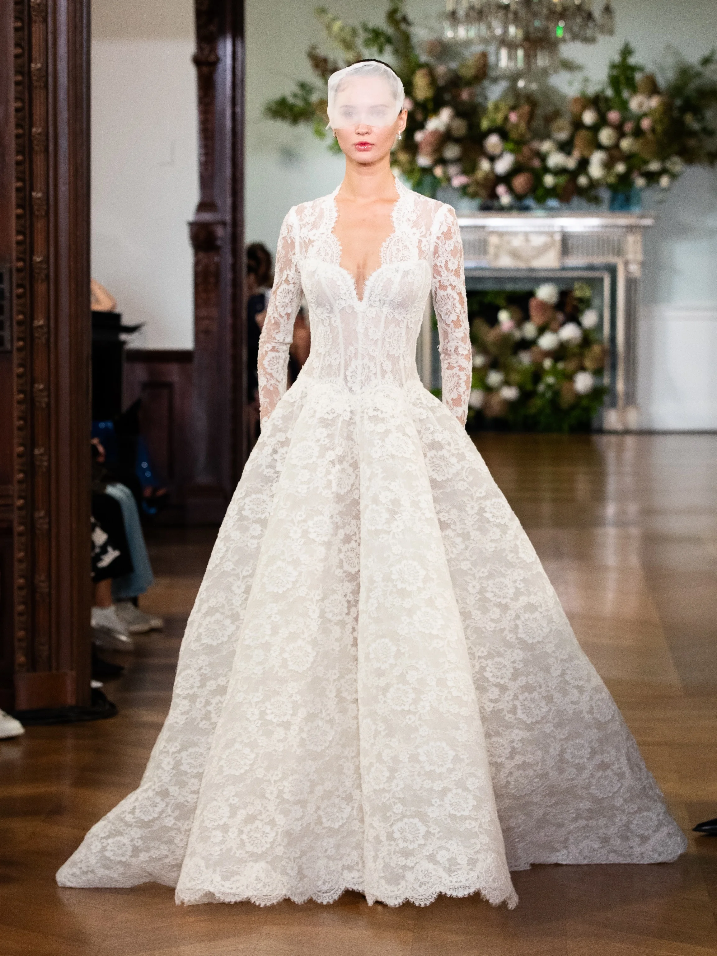Customized Luxurious Ball Gown Wedding Dress Deep V Neck Illusion Long Sleeve Royal Lace Embroidery Bridal Gown Vestido De Novia
Customized Luxurious Ball Gown Wedding Dress Deep V Neck Illusion Long Sleeve Royal Lace Embroidery Bridal Gown Vestido De Novia