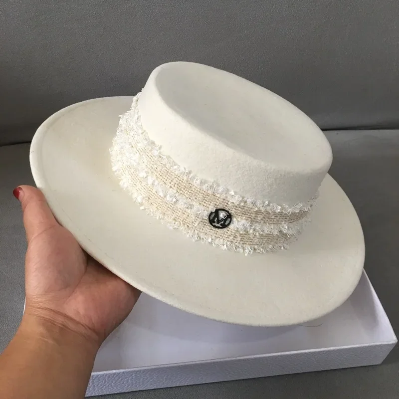 New England Vintage Wide Brim Women Fedoras Hat Ladies Girl Autumn Winter Fashion Letter White Wool Felt Flat Top Hat Party Hat
New England Vintage Wide Brim Women Fedoras Hat Ladies Girl Autumn Winter Fashion Letter White Wool Felt Flat Top Hat Party Hat