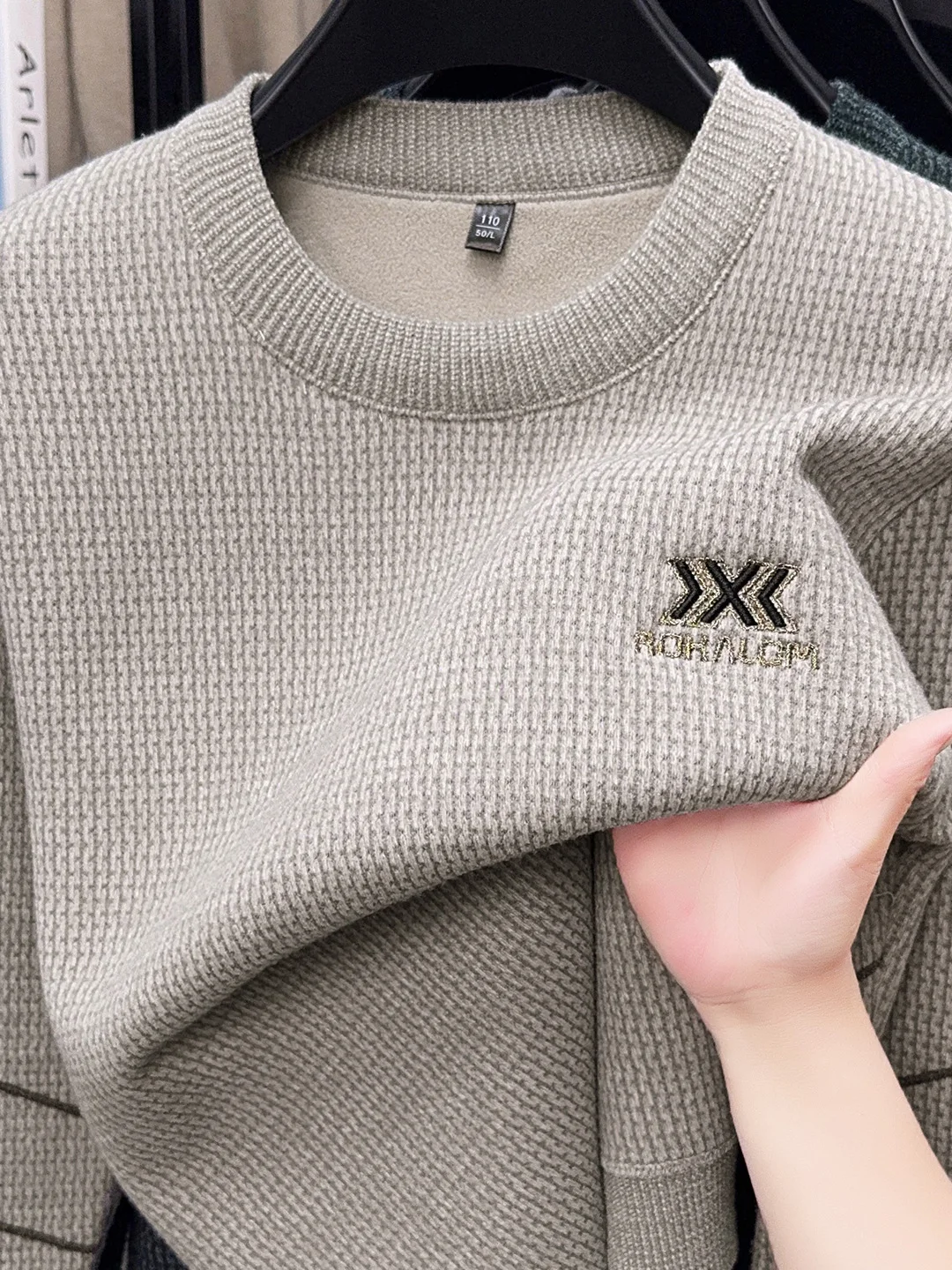 Men's round Ne Fce Lined Thiened Winter Sweater Casual Sle Comfortable Inner Wear Base irt Trendy Brand New 2025
Men's round Ne Fce Lined Thiened Winter Sweater Casual Sle Comfortable Inner Wear Base irt Trendy Brand New 2025