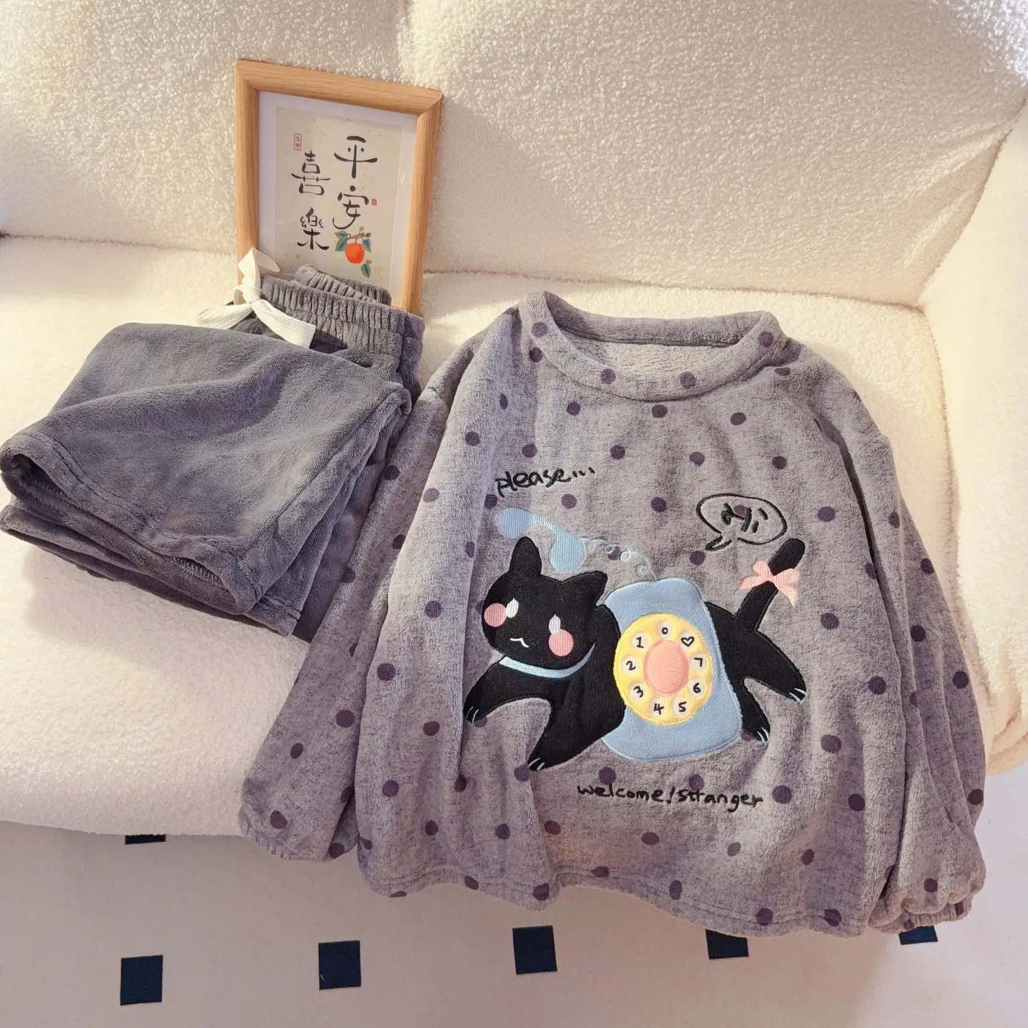 Winter Cartoon Polka Dot Cat Coral Fleece Women's Sleepwear, Cute Home Clothes Set, Loose and Warm Plush Pajamas, Sleepwear
Winter Cartoon Polka Dot Cat Coral Fleece Women's Sleepwear, Cute Home Clothes Set, Loose and Warm Plush Pajamas, Sleepwear