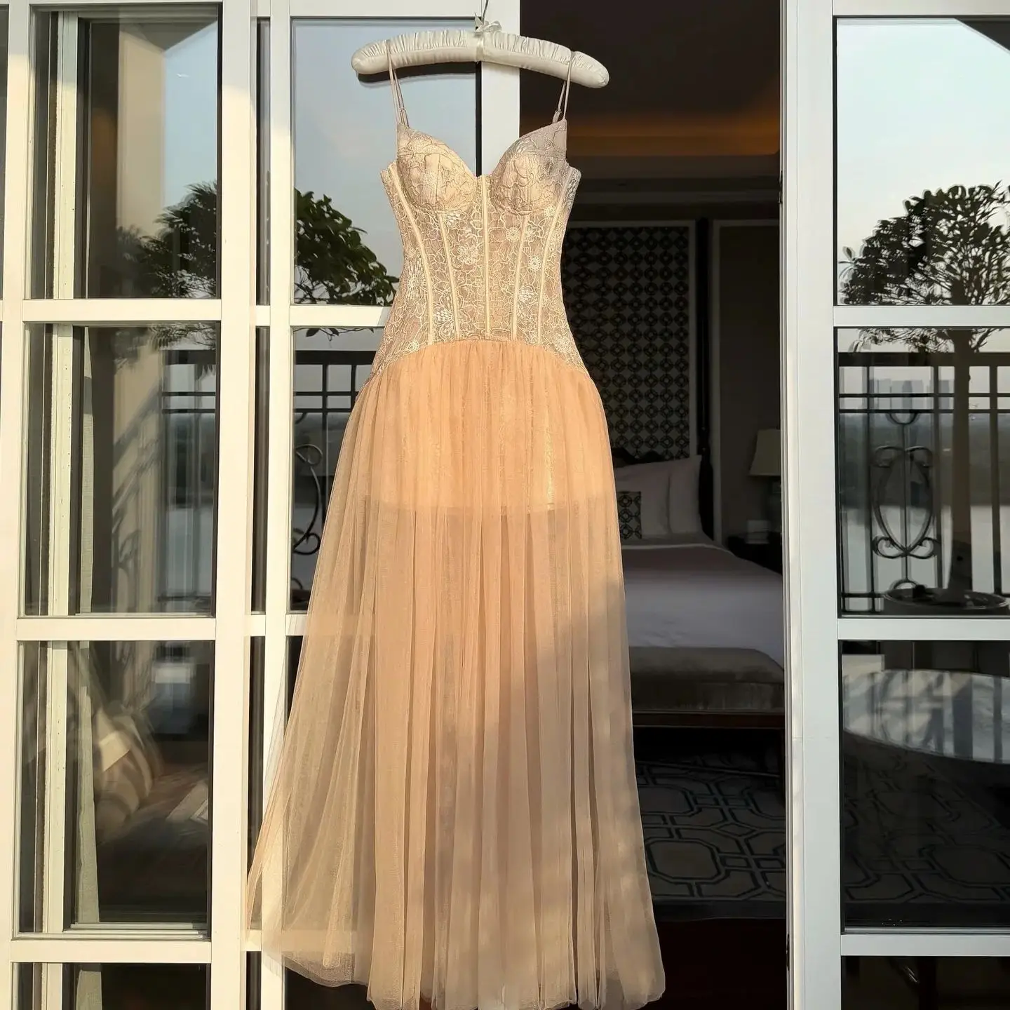 Champagne A Line Prom Dresses Charming Lace Women Evening Dresses Sleeveless Sweep Train Customized Special Occasion Dresses
Champagne A Line Prom Dresses Charming Lace Women Evening Dresses Sleeveless Sweep Train Customized Special Occasion Dresses