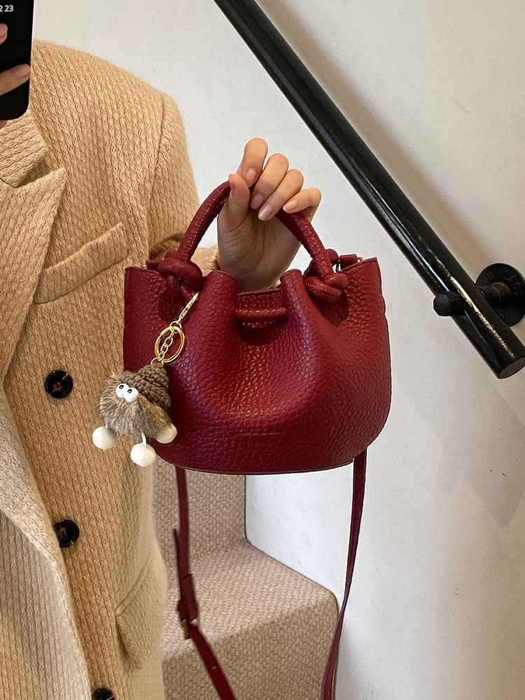 2026 New Mini Bucket Bag for Women Lightweight Crossbody Bag with Plush Charm Casual PU Leather Handbag
2026 New Mini Bucket Bag for Women Lightweight Crossbody Bag with Plush Charm Casual PU Leather Handbag