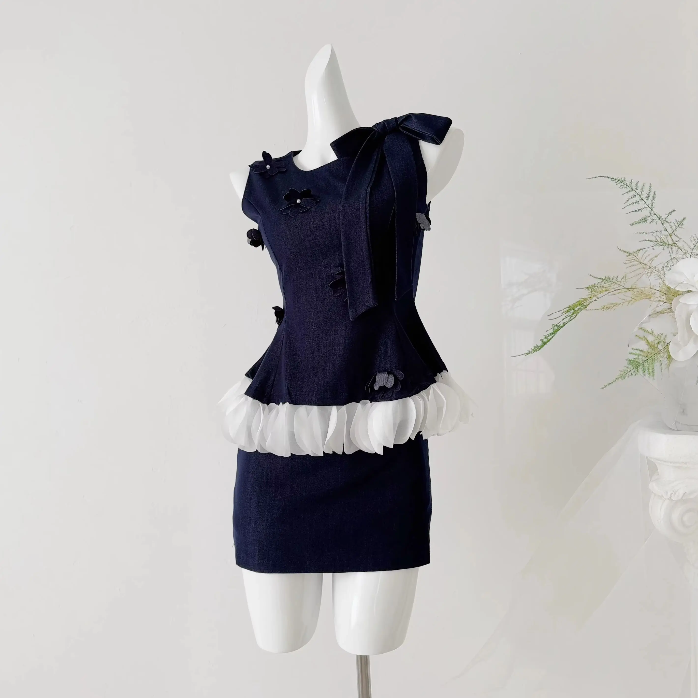 Vintage Two-piece Jeans Suit for Women Summer Korean Fashion Casual Sleeveless Tank Tops Elastic Waist Mini Skirt with Shorts
Vintage Two-piece Jeans Suit for Women Summer Korean Fashion Casual Sleeveless Tank Tops Elastic Waist Mini Skirt with Shorts