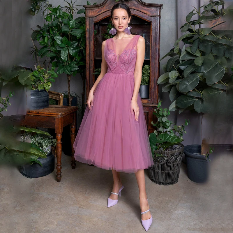 Customized Illusion V-Neckline Lace Sleeveless Pleats Tulle Party Dress Back Buttons And Zipper Tea-Length Prom Gown For Women
Customized Illusion V-Neckline Lace Sleeveless Pleats Tulle Party Dress Back Buttons And Zipper Tea-Length Prom Gown For Women