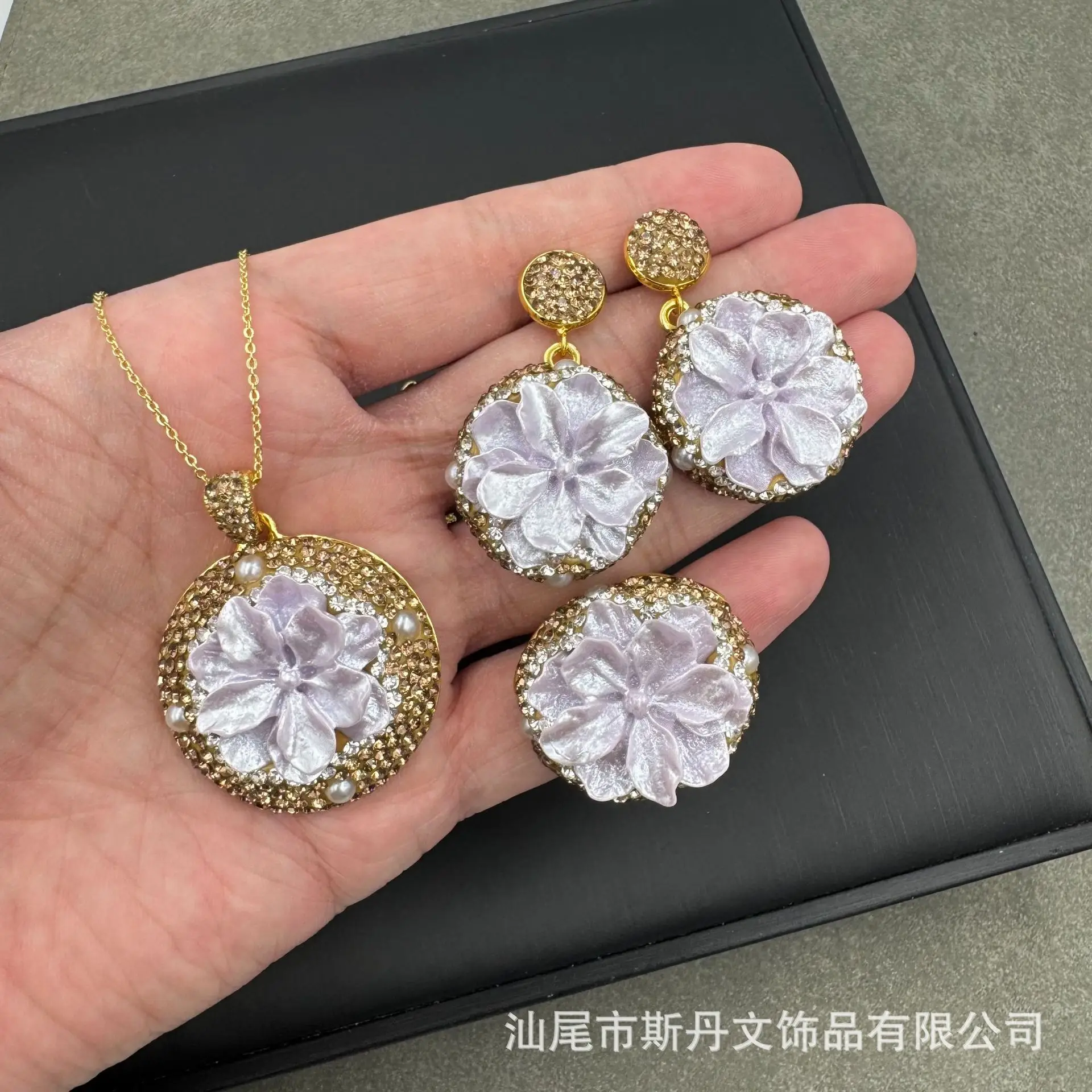 Full of roses, handmade inlaid set, high-end flower jewelry, live direct sales, crystal, necklace, earrings, rings.
Full of roses, handmade inlaid set, high-end flower jewelry, live direct sales, crystal, necklace, earrings, rings.