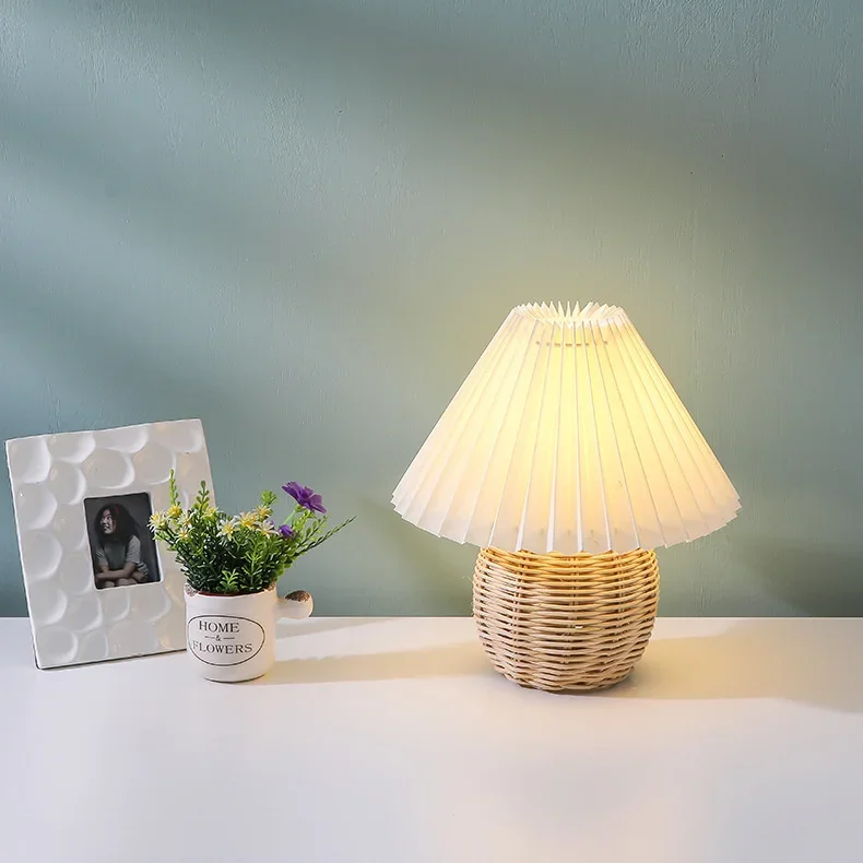 Vintage pleated desk lamp Korean ins girl heart decorative bedroom bedside ceramic desk lamp
Vintage pleated desk lamp Korean ins girl heart decorative bedroom bedside ceramic desk lamp