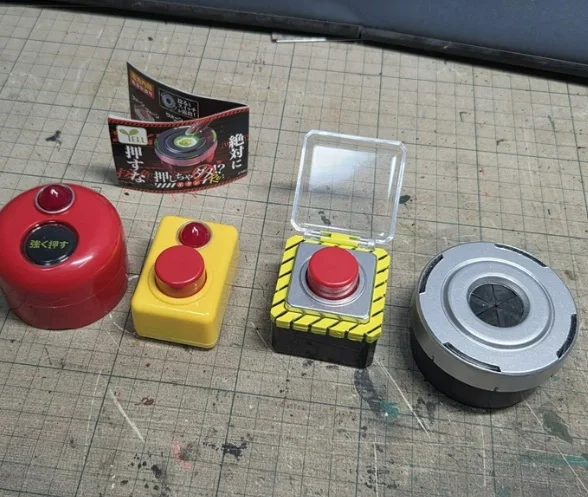 Japanese Authentic Yell Sound Effects Emergency Button Gashapon: Realistic Non-Functioning Alarm Button Model
Japanese Authentic Yell Sound Effects Emergency Button Gashapon: Realistic Non-Functioning Alarm Button Model