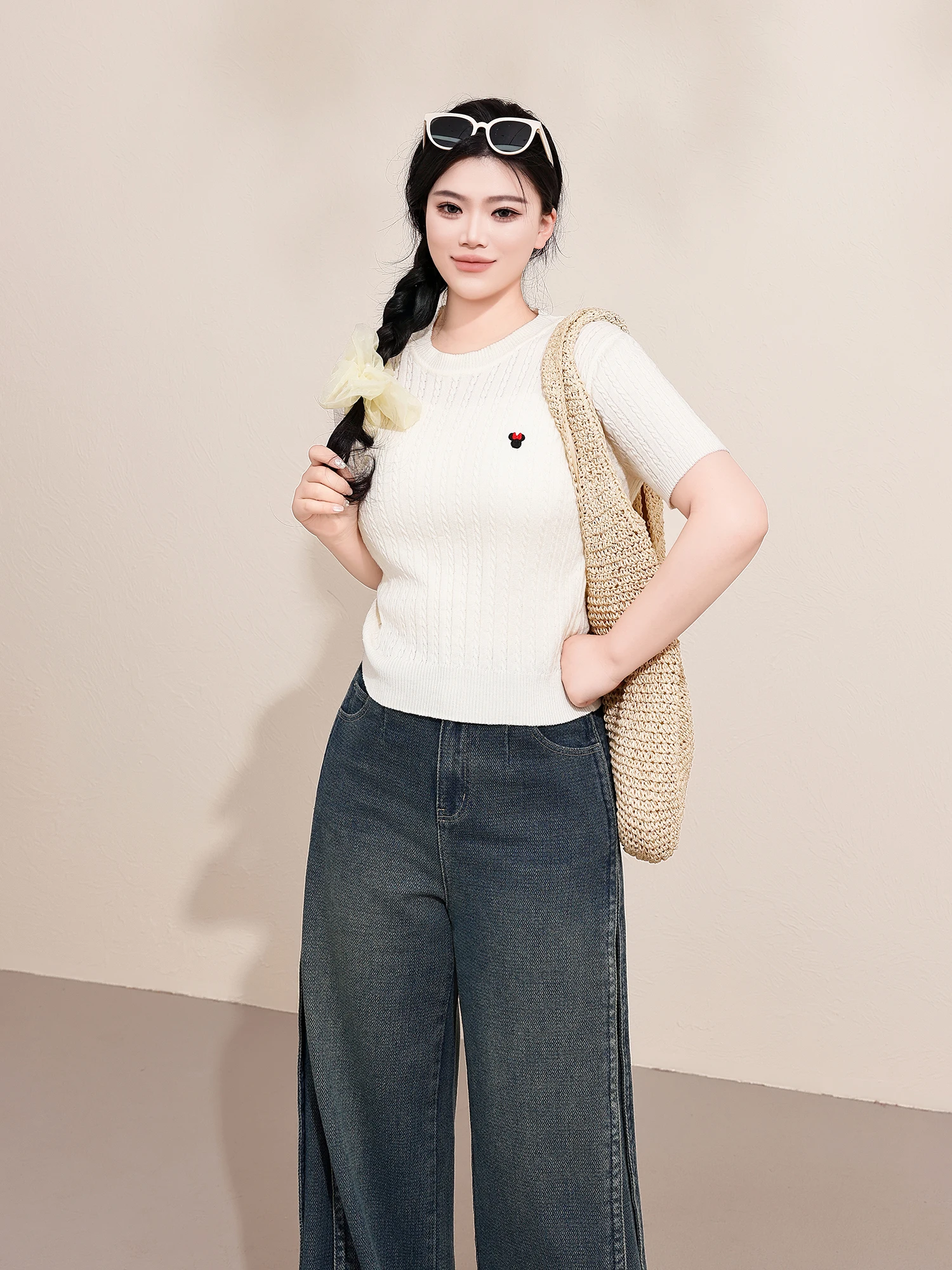 Elegant plus Size Knitted Short Sleeve Women's Top with Embroidered Heart Gentle Style Spring Fashion for plus Size Ladies
Elegant plus Size Knitted Short Sleeve Women's Top with Embroidered Heart Gentle Style Spring Fashion for plus Size Ladies
