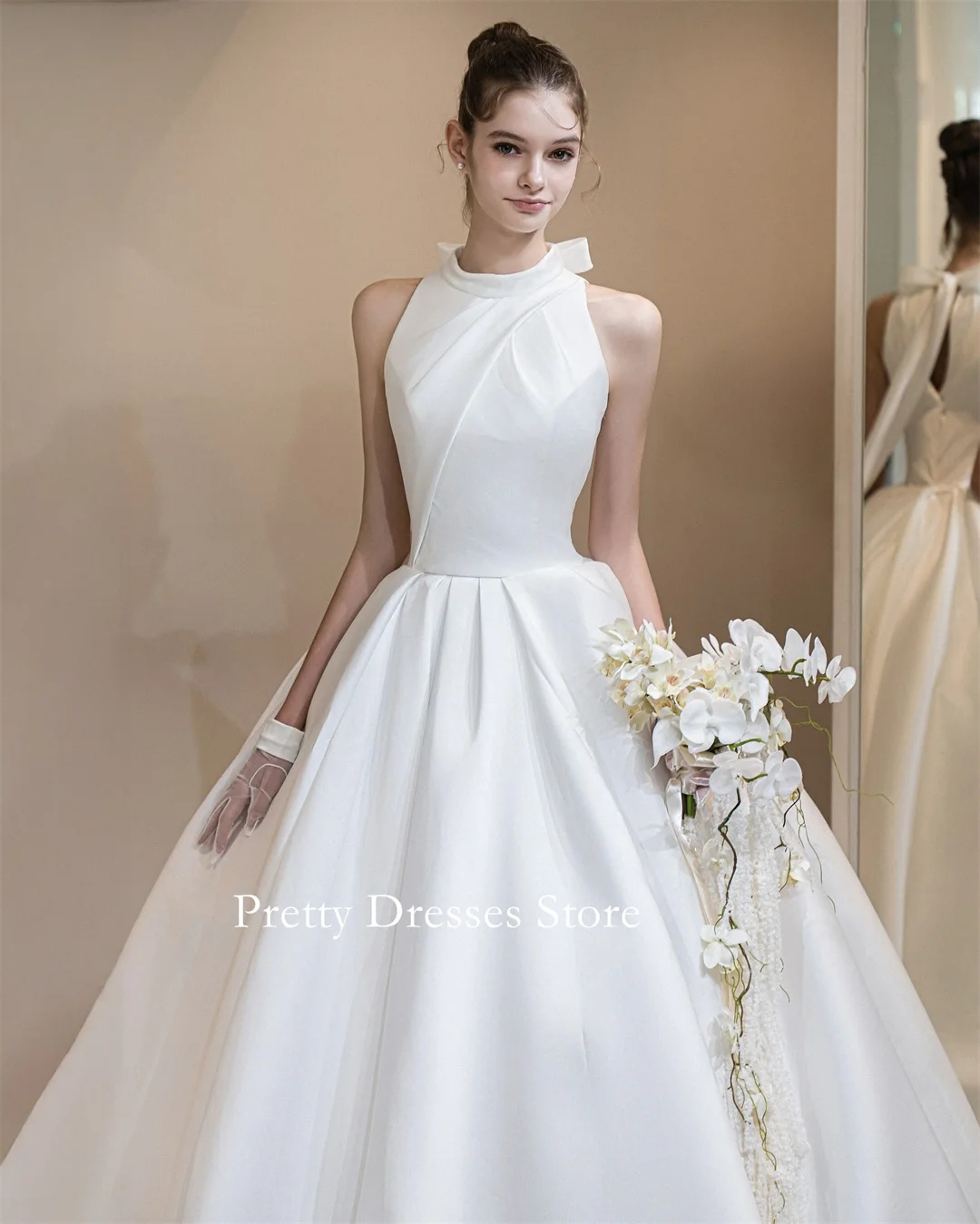 High Neck 2025 Style Garden Customized Ivory Long Train Satin Wedding Dresses Sleeveless Elegant Bride Growns Party Women
High Neck 2025 Style Garden Customized Ivory Long Train Satin Wedding Dresses Sleeveless Elegant Bride Growns Party Women