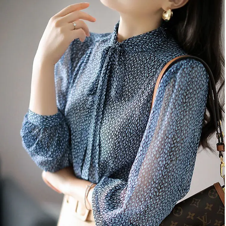 Новая весенне-осенняя трендовая шифоновая рубашка со стоячим воротником и бантом, свободный и универсальный топ с длинными рукавами в западном стиле TT1299
Новая весенне-осенняя трендовая шифоновая рубашка со стоячим воротником и бантом, свободный и универсальный топ с длинными рукавами в западном стиле TT1299