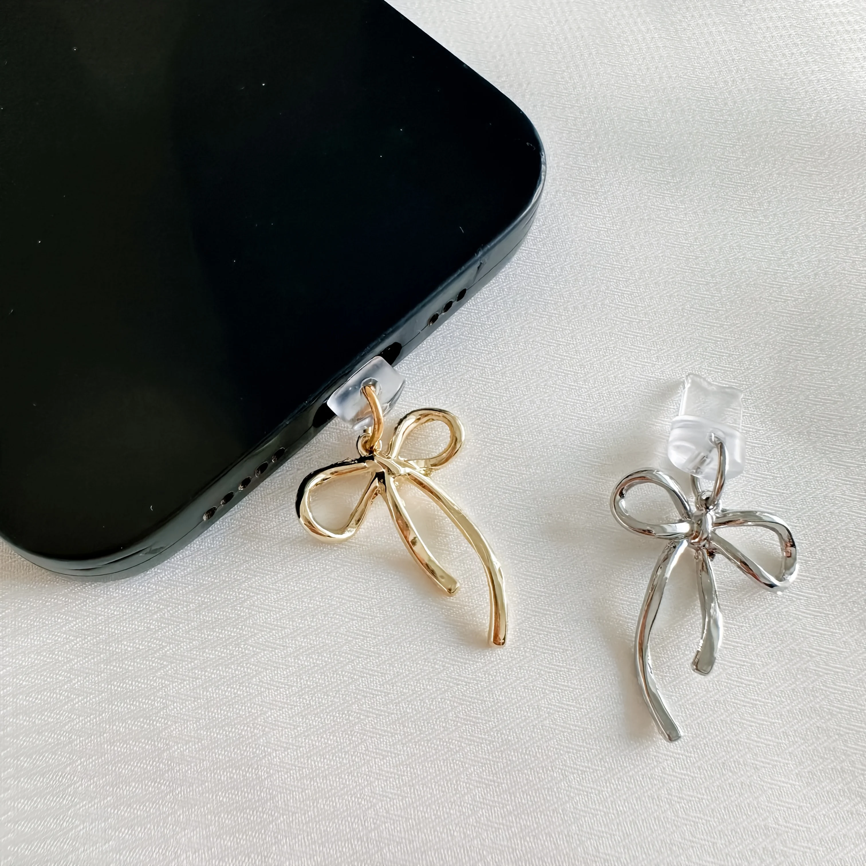 Elegant Alloy Bow-Shaped Phone Dust Plug, Exclusive Phone Accessory, Compatible with iPhone & Type-C Ports
Elegant Alloy Bow-Shaped Phone Dust Plug, Exclusive Phone Accessory, Compatible with iPhone & Type-C Ports