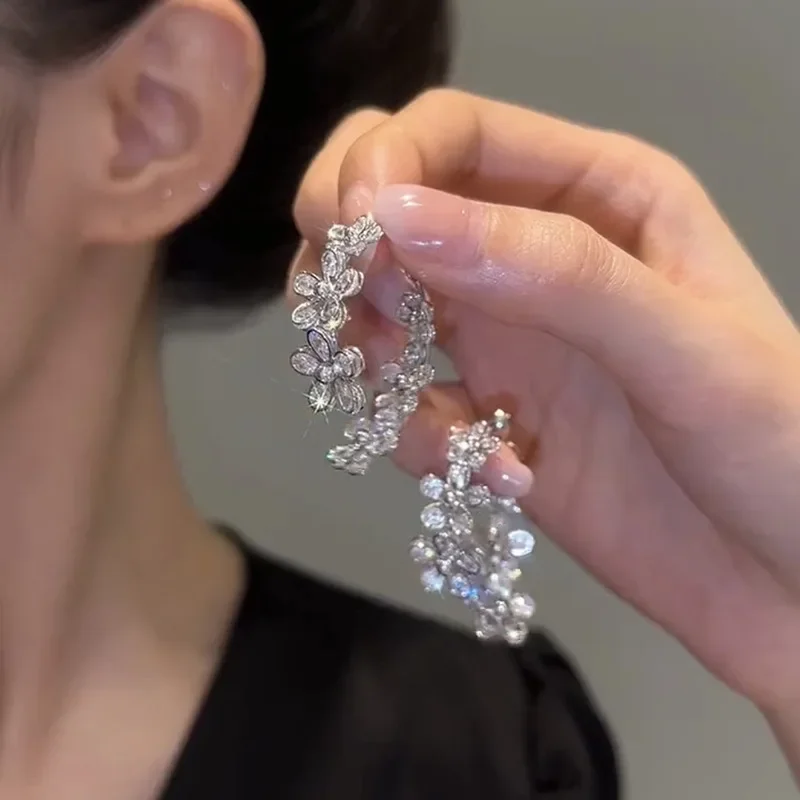 1 Pair Exquisite Crystal Flower Stud Earrings for Women Girls Zircon Snowflake Tassel Earring Bride Wedding Party Jewelry
1 Pair Exquisite Crystal Flower Stud Earrings for Women Girls Zircon Snowflake Tassel Earring Bride Wedding Party Jewelry