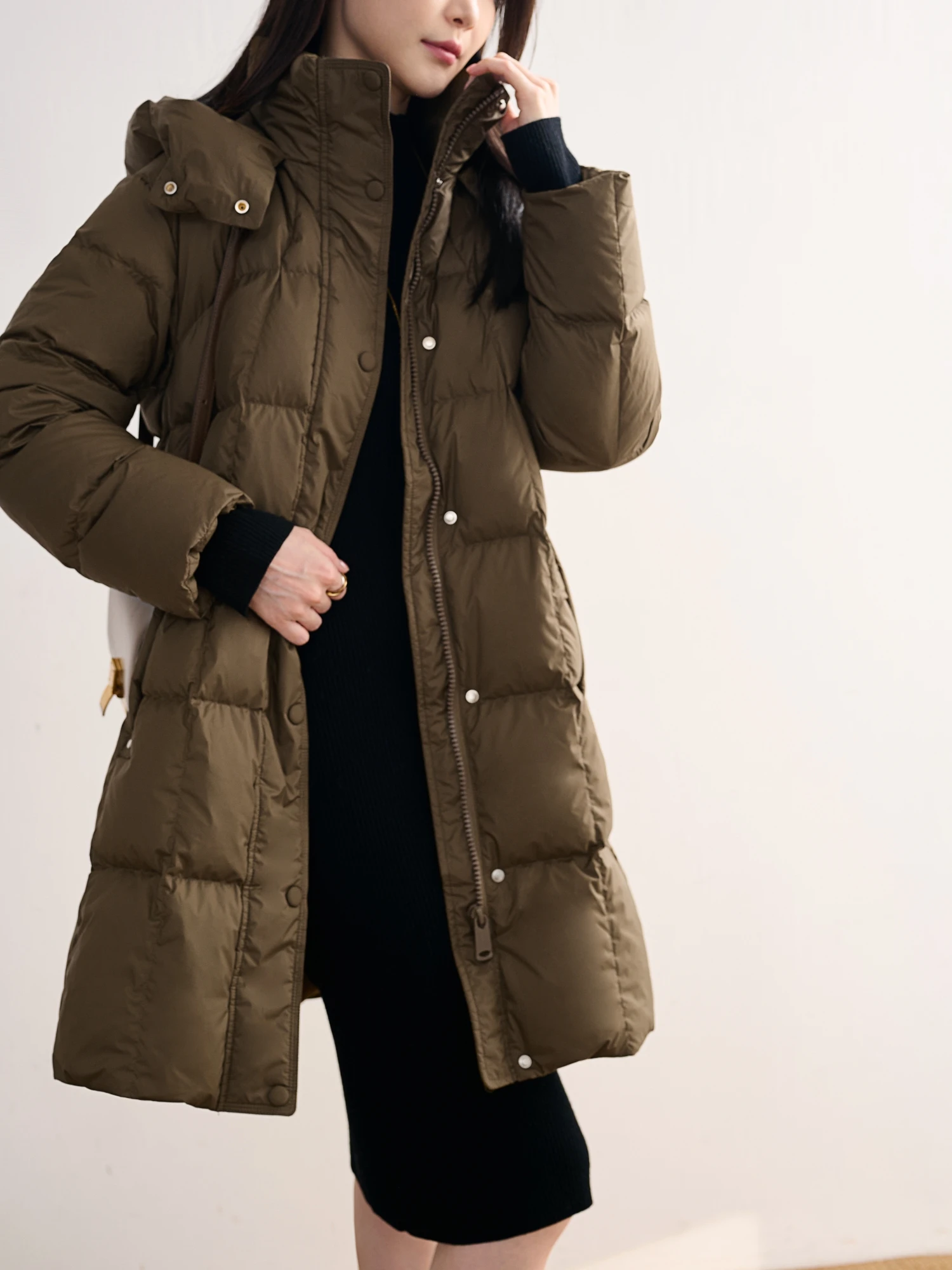 Легкая тройная ткань JPOO 95, гусиный пух, средней длины, с капюшоном и воротником-стойкой, верхняя одежда Jaet, Ele Commute Sle
Легкая тройная ткань JPOO 95, гусиный пух, средней длины, с капюшоном и воротником-стойкой, верхняя одежда Jaet, Ele Commute Sle