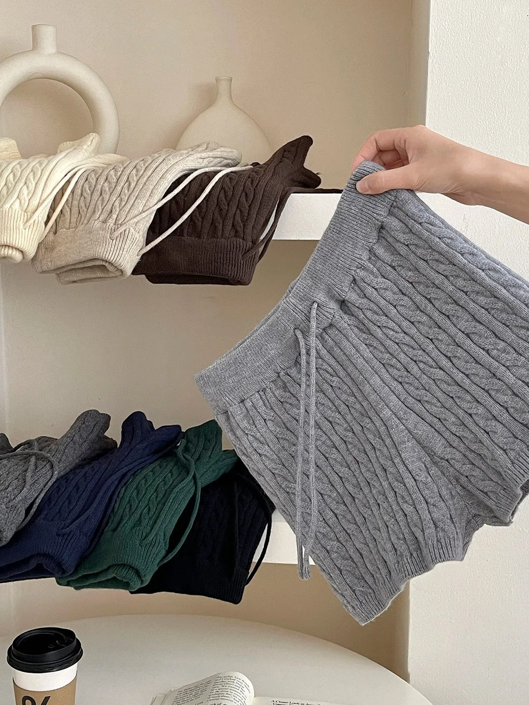 Вязаные брюки с высокой талией, эластичным поясом, ретро-дизайном и эффектом подтяжки ягодиц, модные осенне-зимние повседневные брюки для женщин
Вязаные брюки с высокой талией, эластичным поясом, ретро-дизайном и эффектом подтяжки ягодиц, модные осенне-зимние повседневные брюки для женщин