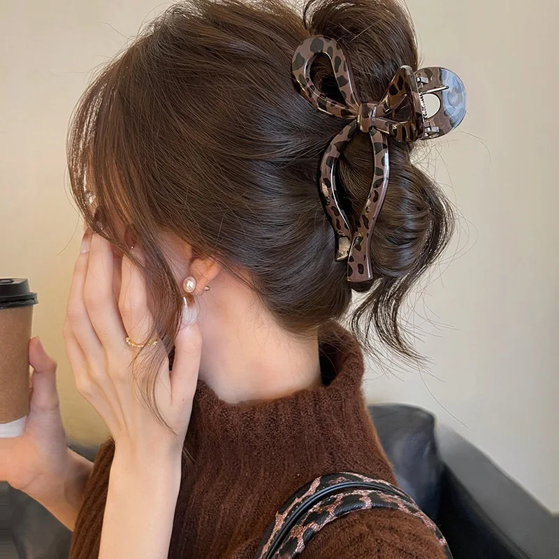 1pc 2026 New Leopard Print Bow Shark Clip Extra Large Hair Claw for Women Back of Head Ponytail Holder Volumizing Styling Tool
1pc 2026 New Leopard Print Bow Shark Clip Extra Large Hair Claw for Women Back of Head Ponytail Holder Volumizing Styling Tool