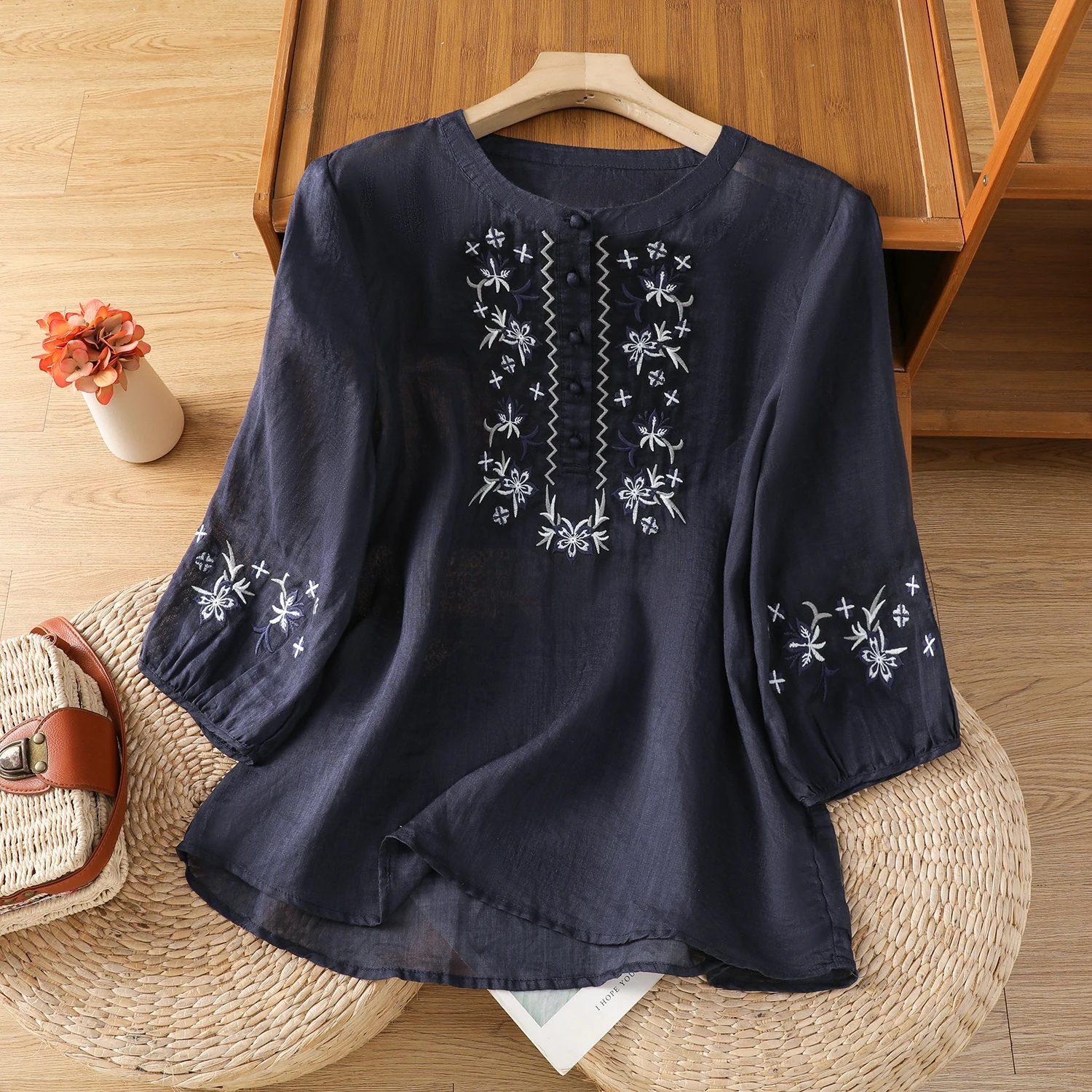 Cotton and Linen Embroidery Shirt Female Spring and Summer New Literary Retro Elegant Rustic Style Lantern Sleeve Casual Blouse
Cotton and Linen Embroidery Shirt Female Spring and Summer New Literary Retro Elegant Rustic Style Lantern Sleeve Casual Blouse