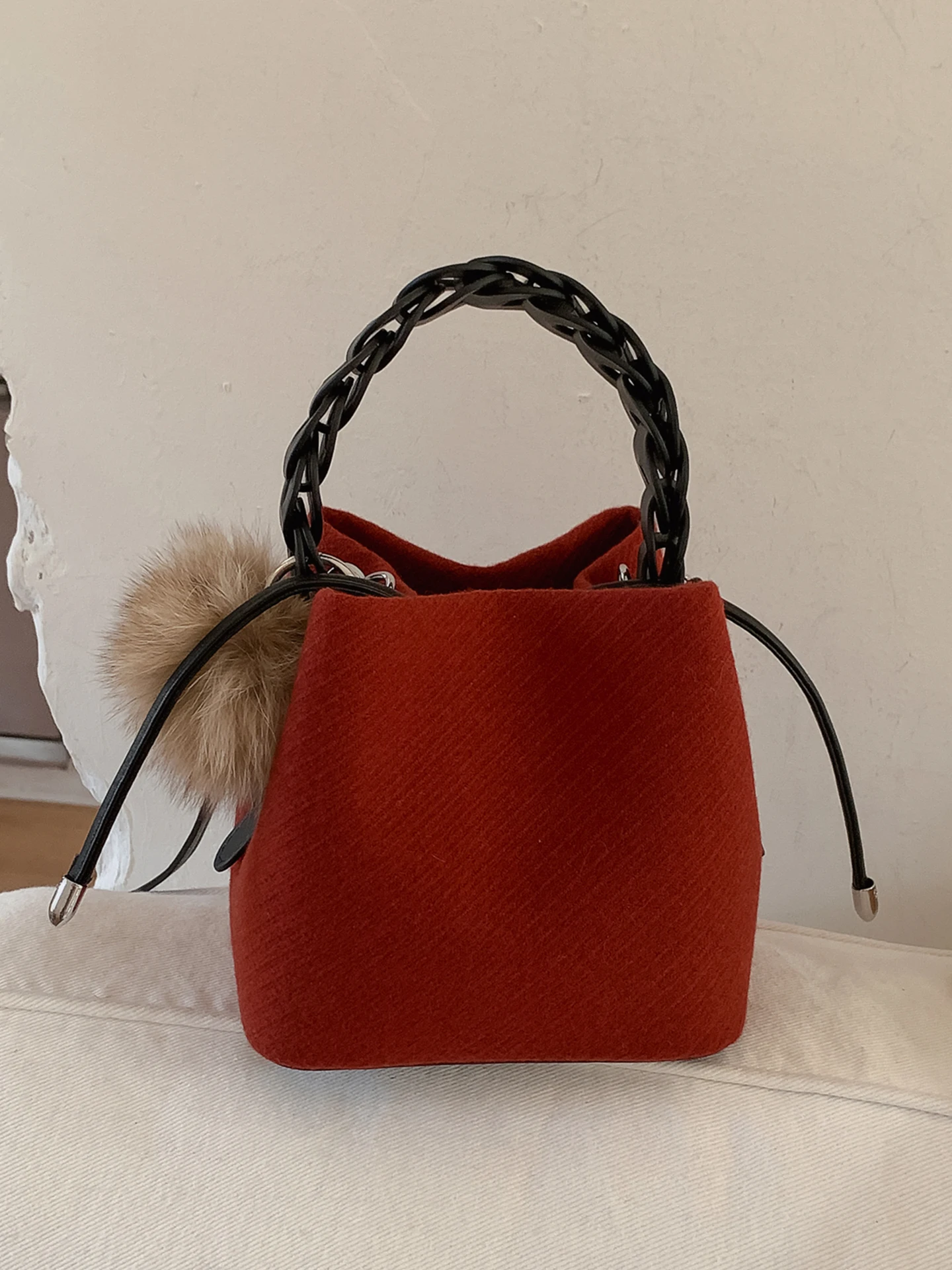 Exquisite Red Bucket Handbag for Women Autumn Winter New Party One Shoulder Bags Versatile Crossbody Bag with Hairball Deco
Exquisite Red Bucket Handbag for Women Autumn Winter New Party One Shoulder Bags Versatile Crossbody Bag with Hairball Deco