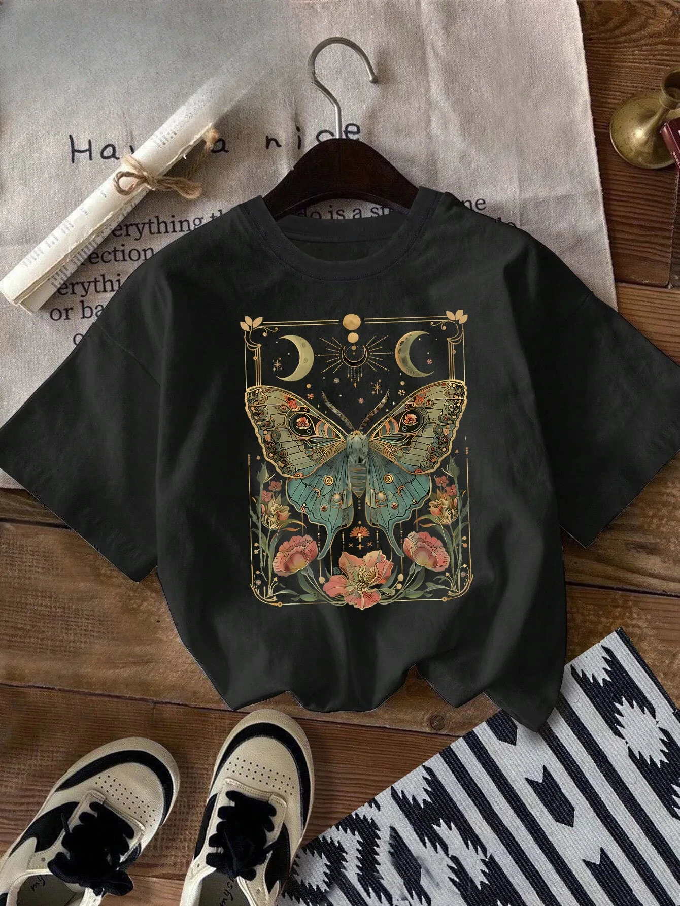 Женская футболка в пасторальном стиле Y2K, топ с круглым вырезом с короткими рукавами и принтом бабочки, украшенная Луа и цветочными узорами.
Женская футболка в пасторальном стиле Y2K, топ с круглым вырезом с короткими рукавами и принтом бабочки, украшенная Луа и цветочными узорами.