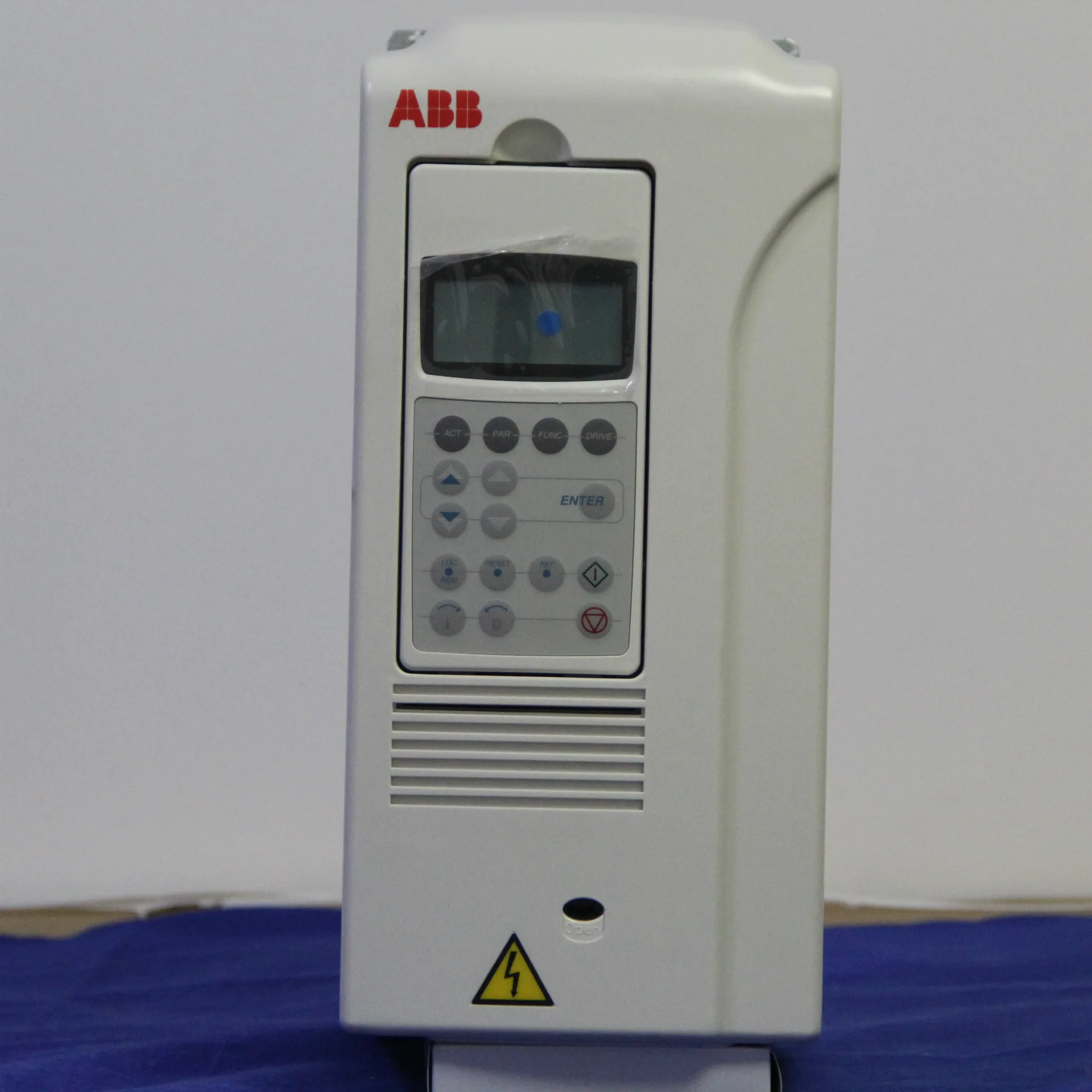 Инвертор ABB 2025 года ACS800-01-0011-3+P901, новый оригинальный агент ACS800-7,5 кВт
Инвертор ABB 2025 года ACS800-01-0011-3+P901, новый оригинальный агент ACS800-7,5 кВт