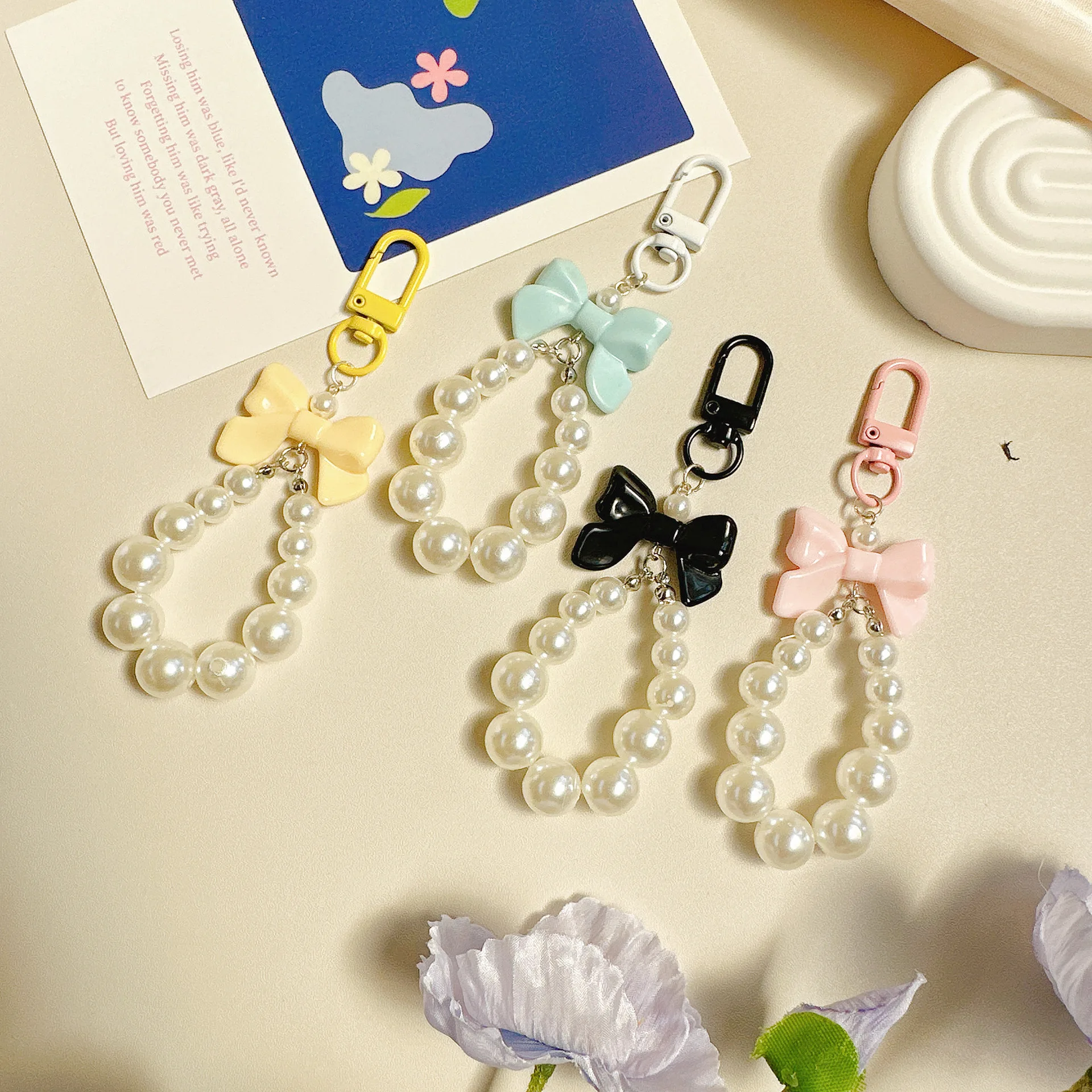 Small fragrance pearl candy bow keychain hanging piece, hand-held decoration, accessory for backpack
Small fragrance pearl candy bow keychain hanging piece, hand-held decoration, accessory for backpack