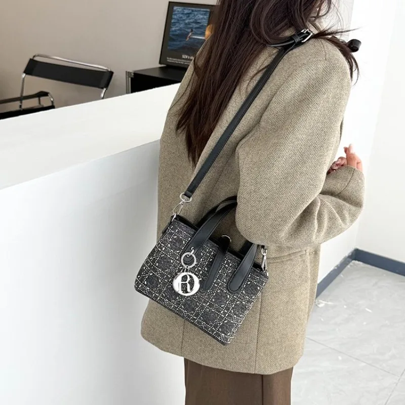 Женская модная сумка через плечо с премиальной отделкой для делового повседневного использования и вечера, официальная, современная, элегантная
Женская модная сумка через плечо с премиальной отделкой для делового повседневного использования и вечера, официальная, современная, элегантная