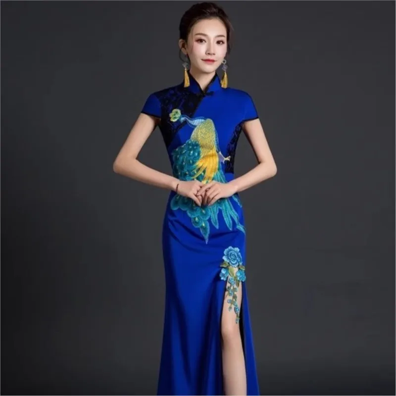 Chinese-style banquet evening dress with a slit at the front of fish tail cheongsam runway show and performance long style
Chinese-style banquet evening dress with a slit at the front of fish tail cheongsam runway show and performance long style