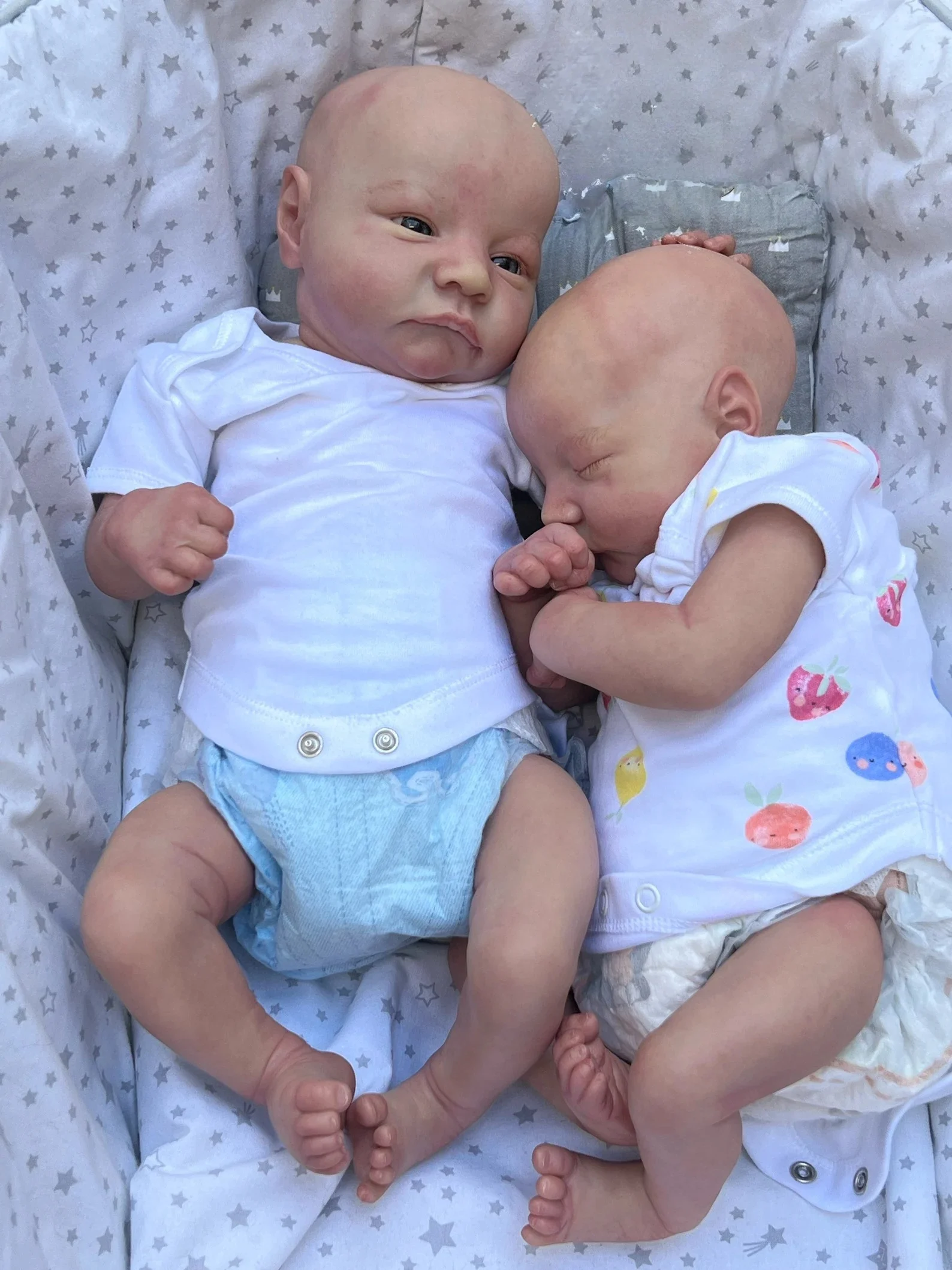 1 шт. Новая 16-дюймовая полностью виниловая кукла Levi Boy ручной работы, реалистичная, доступна в двух размерах: с открытыми глазами и закрытыми глазами. 
1 шт. Новая 16-дюймовая полностью виниловая кукла Levi Boy ручной работы, реалистичная, доступна в двух размерах: с открытыми глазами и закрытыми глазами.