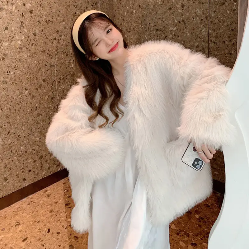 Thickened Warmer V-neck Fluffy Jacket Winter Women Fur Coat Teddy Coat Long Sleeve Pocket White Faux Fur Jacket Luxury Brand
Thickened Warmer V-neck Fluffy Jacket Winter Women Fur Coat Teddy Coat Long Sleeve Pocket White Faux Fur Jacket Luxury Brand