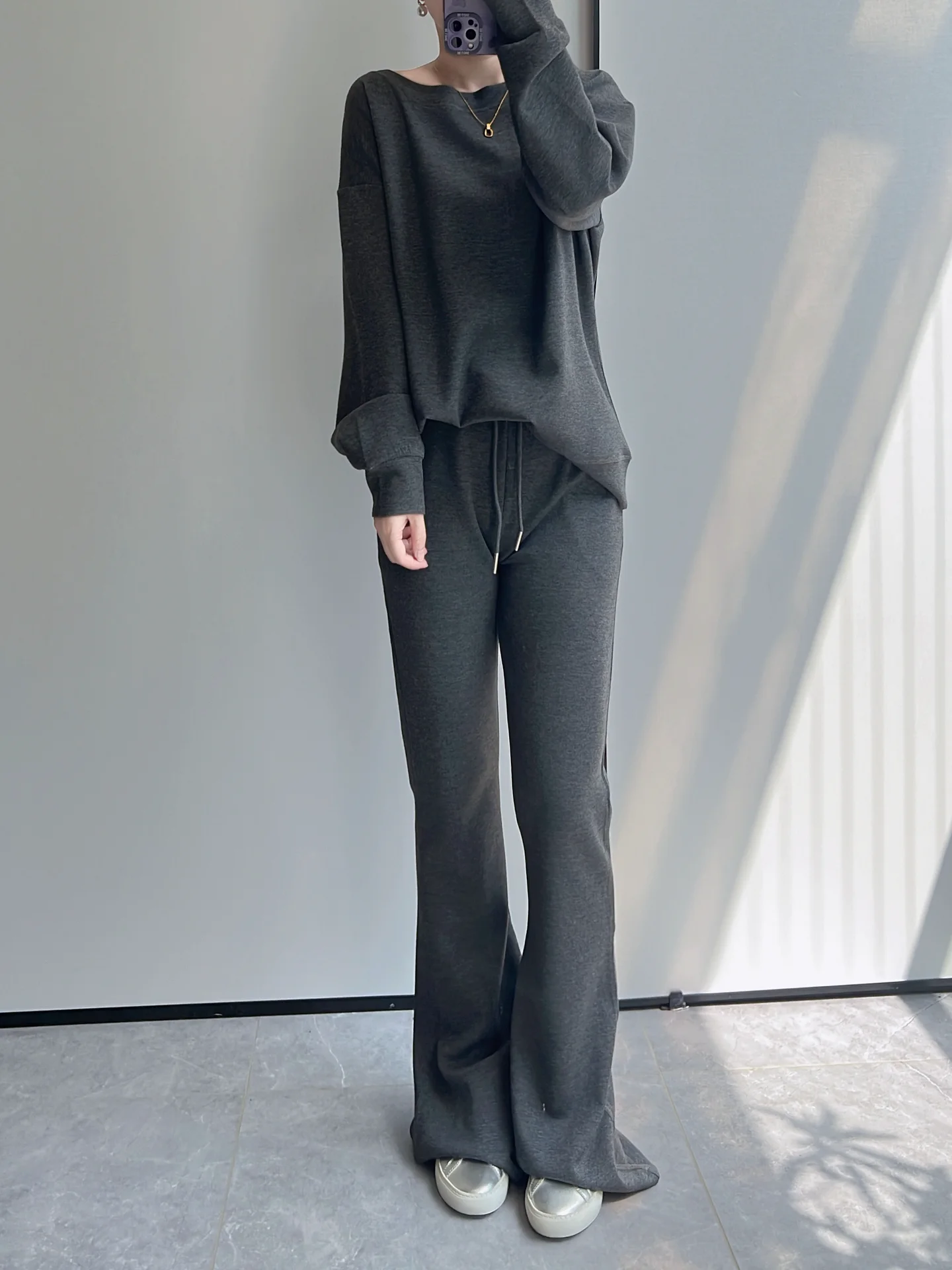 Комплект женской одежды: свободное худи оверсайз и брюки с микро-клешом, осенне-зимний повседневный стиль, высокая талия, длинные брюки
Комплект женской одежды: свободное худи оверсайз и брюки с микро-клешом, осенне-зимний повседневный стиль, высокая талия, длинные брюки