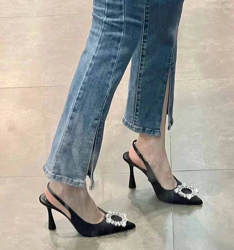 Bla Pointed Toe High Heel Single oes with Crystal Bule for Women Ele Thin Stiletto Adult Ceremony oes 2023 New Su...
Bla Pointed Toe High Heel Single oes with Crystal Bule for Women Ele Thin Stiletto Adult Ceremony oes 2023 New Su...