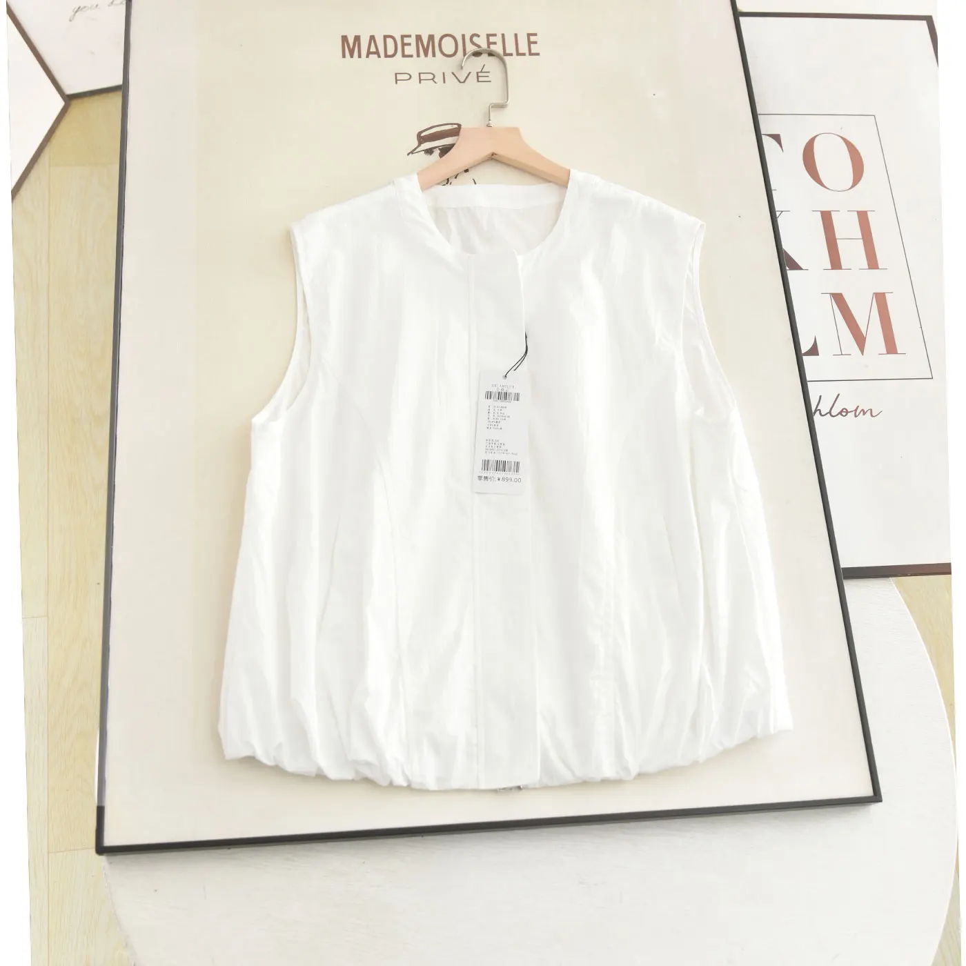 Xiao Ai's Summer 2026 Loose Fit Zipper round Neck White Vest Top Casual Style Simple Elegance Versatile Women's Short Jacket
Xiao Ai's Summer 2026 Loose Fit Zipper round Neck White Vest Top Casual Style Simple Elegance Versatile Women's Short Jacket