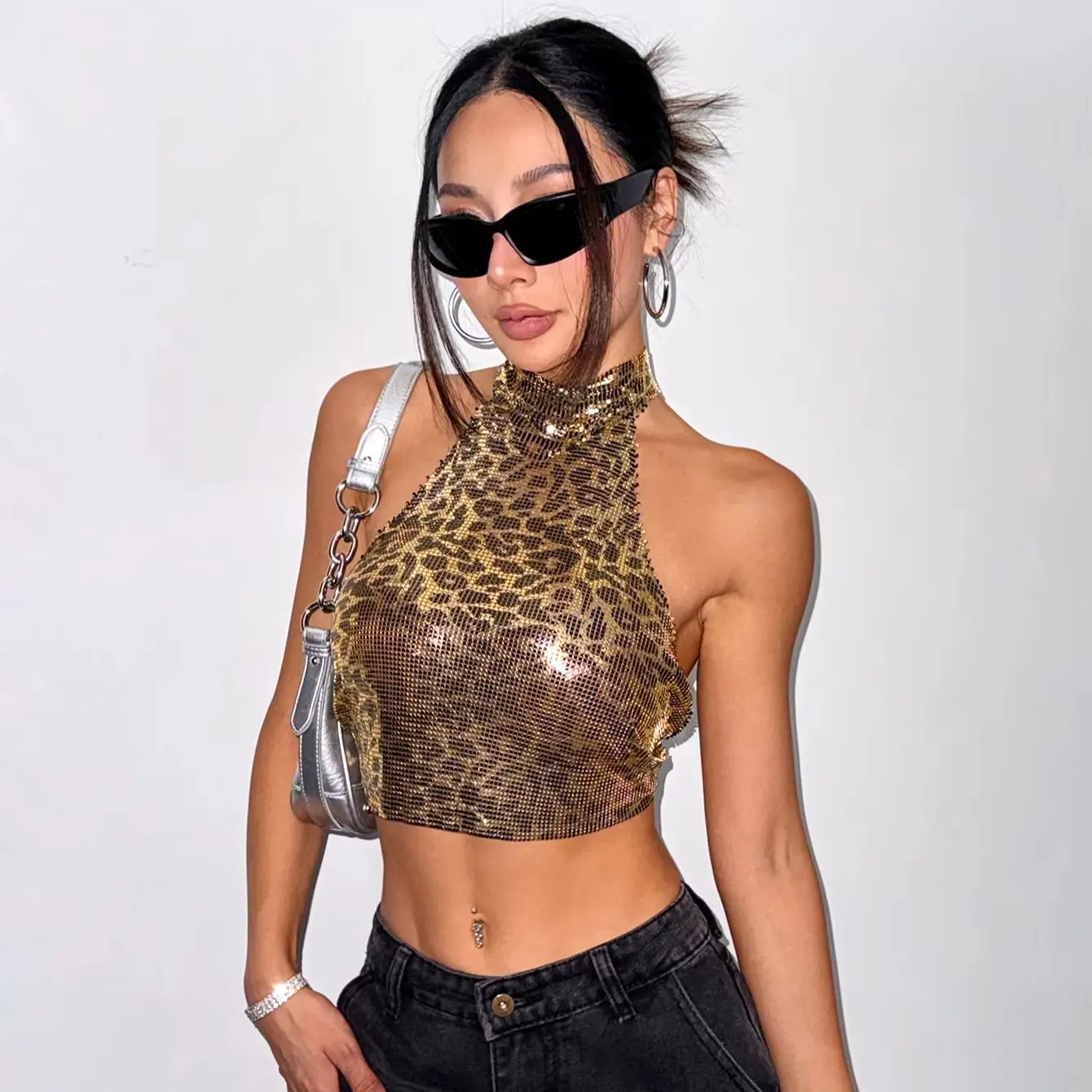 Сексуальный летний укороченный топ без рукавов с открытой спиной, на бретельках, с леопардовым принтом и металлическими пайетками, для женщин, для вечеринок, клубов, как майка-камизоль
Сексуальный летний укороченный топ без рукавов с открытой спиной, на бретельках, с леопардовым принтом и металлическими пайетками, для женщин, для вечеринок, клубов, как майка-камизоль