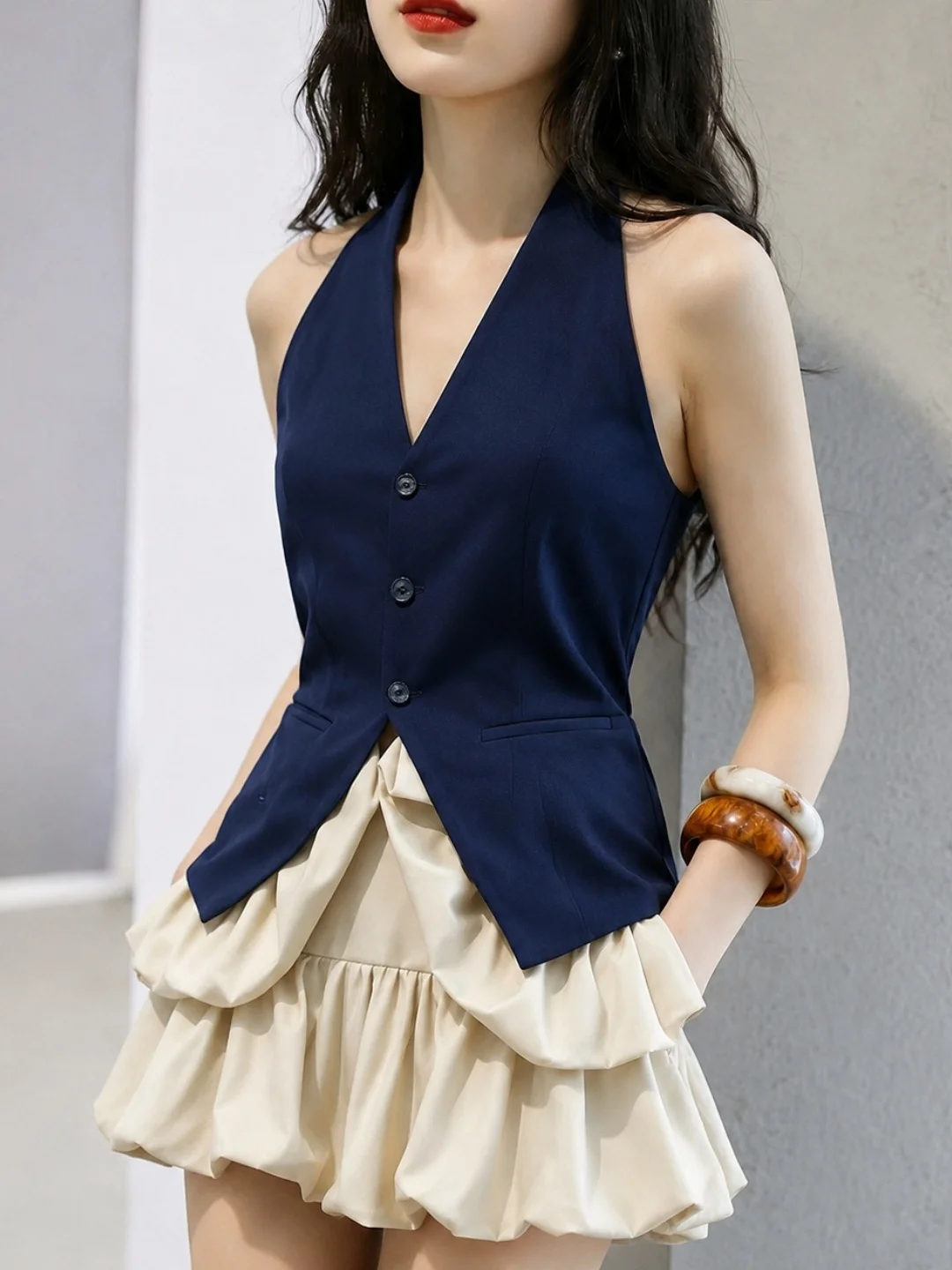Commute V-Neck Sleeveless Single Button Vest Color Block Design Summer 2026 Fashionable Silk Top Korean Style Slim Fit
Commute V-Neck Sleeveless Single Button Vest Color Block Design Summer 2026 Fashionable Silk Top Korean Style Slim Fit