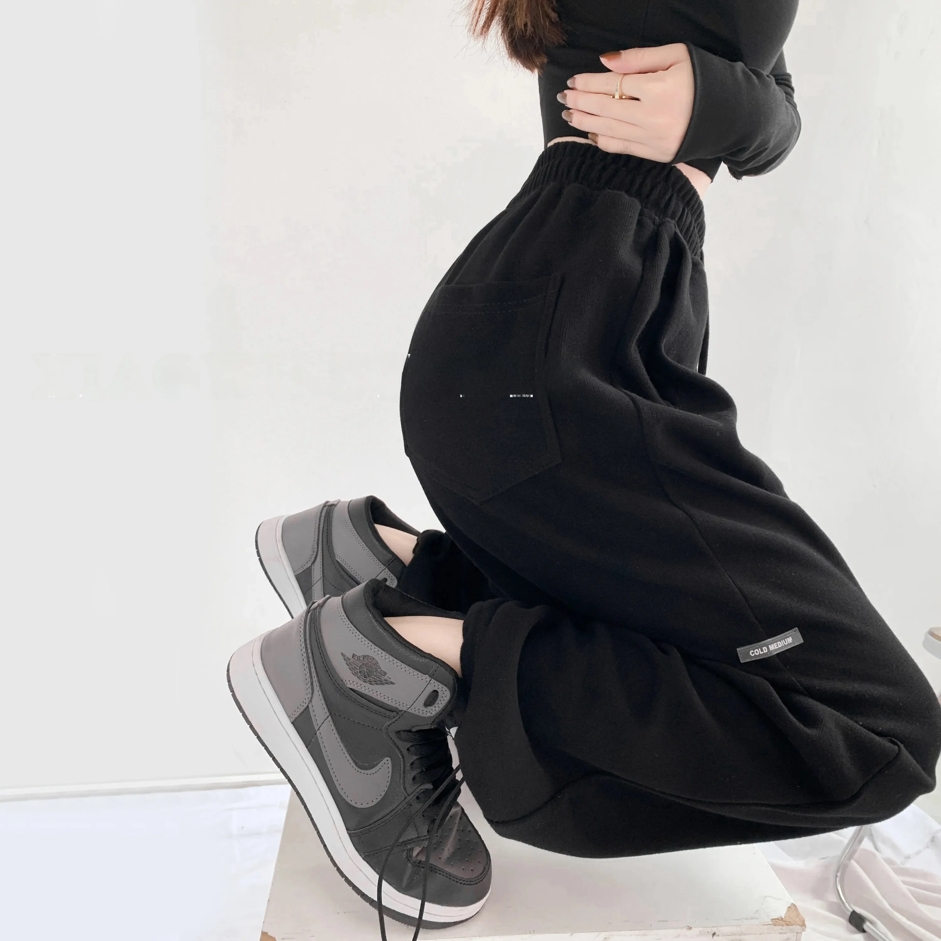 Black High Waist Wide Leg Velvet Sports Pants for Women American Style Casual Jazz Dance Trousers Spring Autumn
Black High Waist Wide Leg Velvet Sports Pants for Women American Style Casual Jazz Dance Trousers Spring Autumn