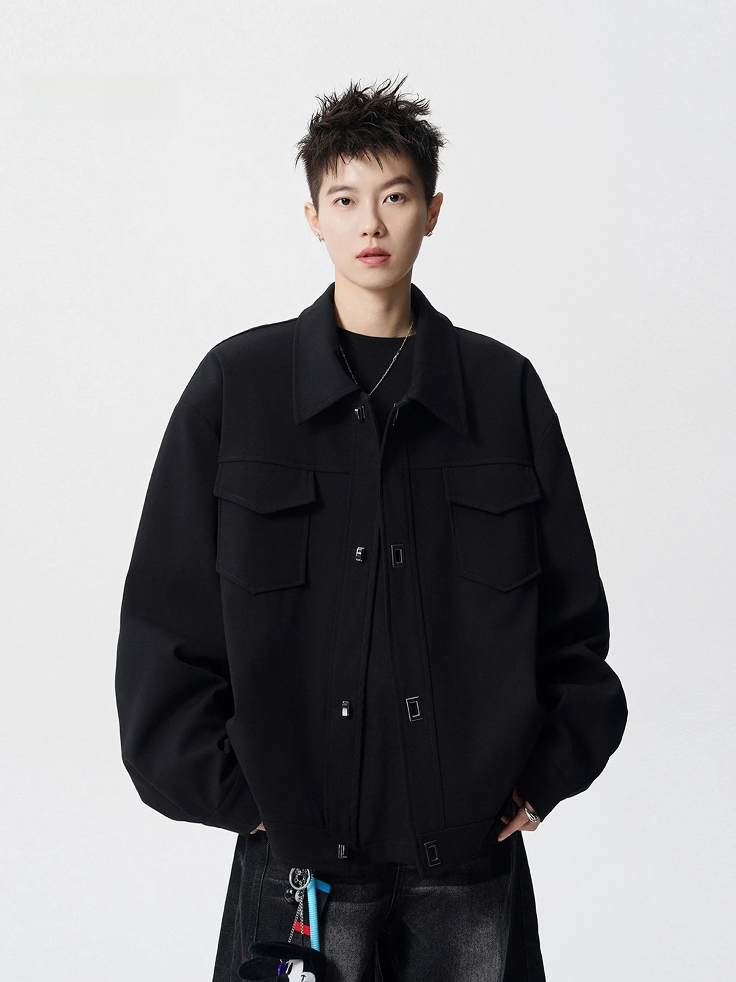 Мужская повседневная куртка в американском ретро-стиле, свободного кроя, с отложным воротником, из полиэстера, с металлическим декором, не требует глажки.
Мужская повседневная куртка в американском ретро-стиле, свободного кроя, с отложным воротником, из полиэстера, с металлическим декором, не требует глажки.