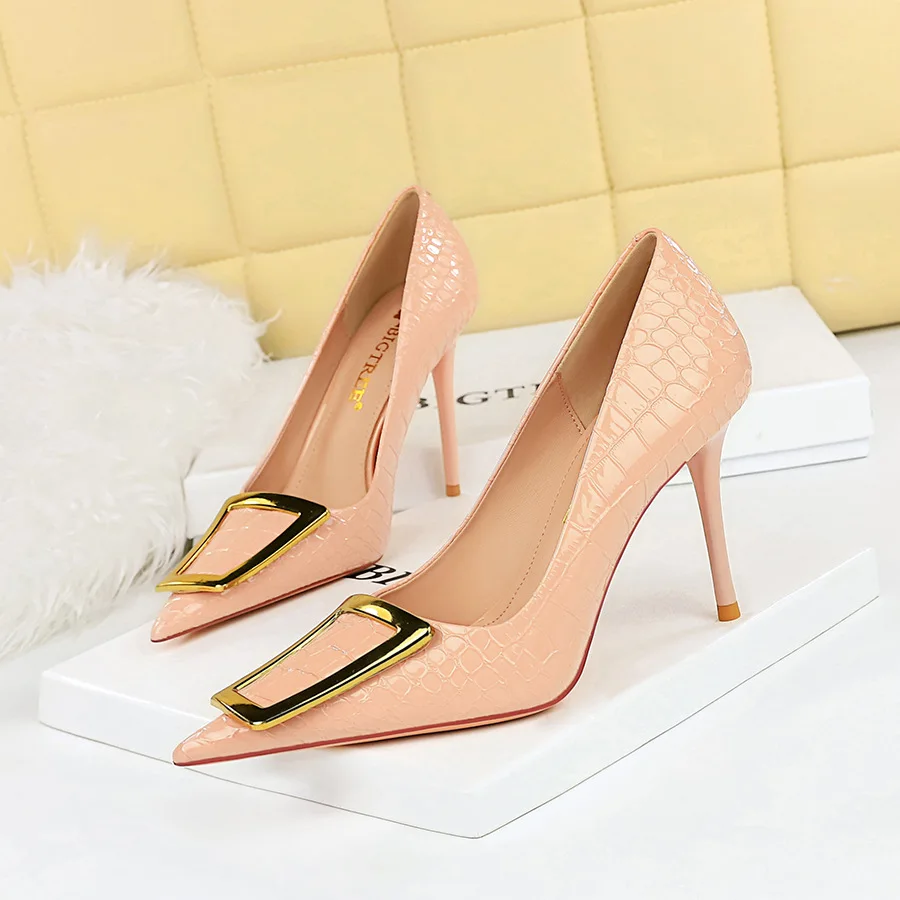 2026 Summer Crocodile Pattern Patent Leather Metal Buckle Pointed Toe Stiletto Pumps Office Wedding Evening Party Occasion
2026 Summer Crocodile Pattern Patent Leather Metal Buckle Pointed Toe Stiletto Pumps Office Wedding Evening Party Occasion