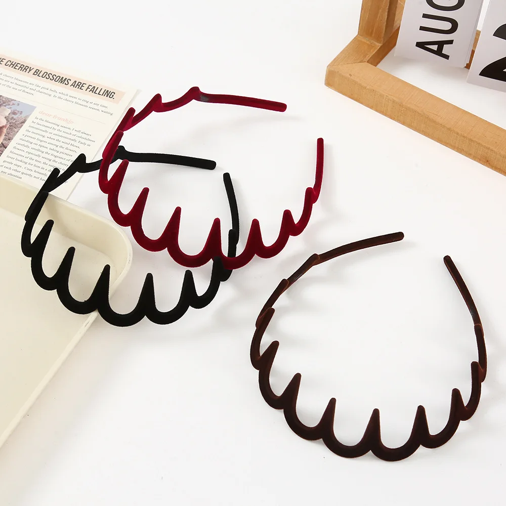 Newly upgraded simple wavy headband, small fragrant wind flocking, face washing, makeup headband, broken hair, high cranial top finishing hairpin
Newly upgraded simple wavy headband, small fragrant wind flocking, face washing, makeup headband, broken hair, high cranial top finishing hairpin