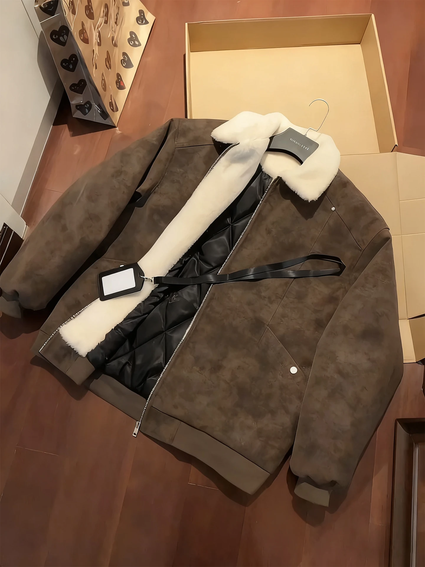 Коричневая куртка из искусственной кожи с подкладкой из овечьего вельвета и хлопка, утепленная, теплая, для мужчин и женщин, повседневная, с длинными рукавами
Коричневая куртка из искусственной кожи с подкладкой из овечьего вельвета и хлопка, утепленная, теплая, для мужчин и женщин, повседневная, с длинными рукавами