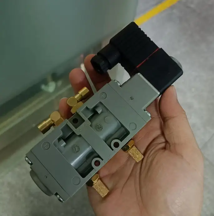 2 Pieces/lot New 4mm Hole copper head High Quality 98.184.1041 61.184.1041 M2.184.1051 M2.184.1171 Solenoid Valve for Heidelberg
2 Pieces/lot New 4mm Hole copper head High Quality 98.184.1041 61.184.1041 M2.184.1051 M2.184.1171 Solenoid Valve for Heidelberg