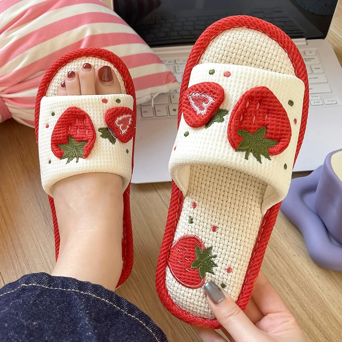 Winter Linen Strawberry Slippers for Women's Home Soft bottom Anti Slip and Wear-resistant Cotton Linen Floor Slippers
Winter Linen Strawberry Slippers for Women's Home Soft bottom Anti Slip and Wear-resistant Cotton Linen Floor Slippers