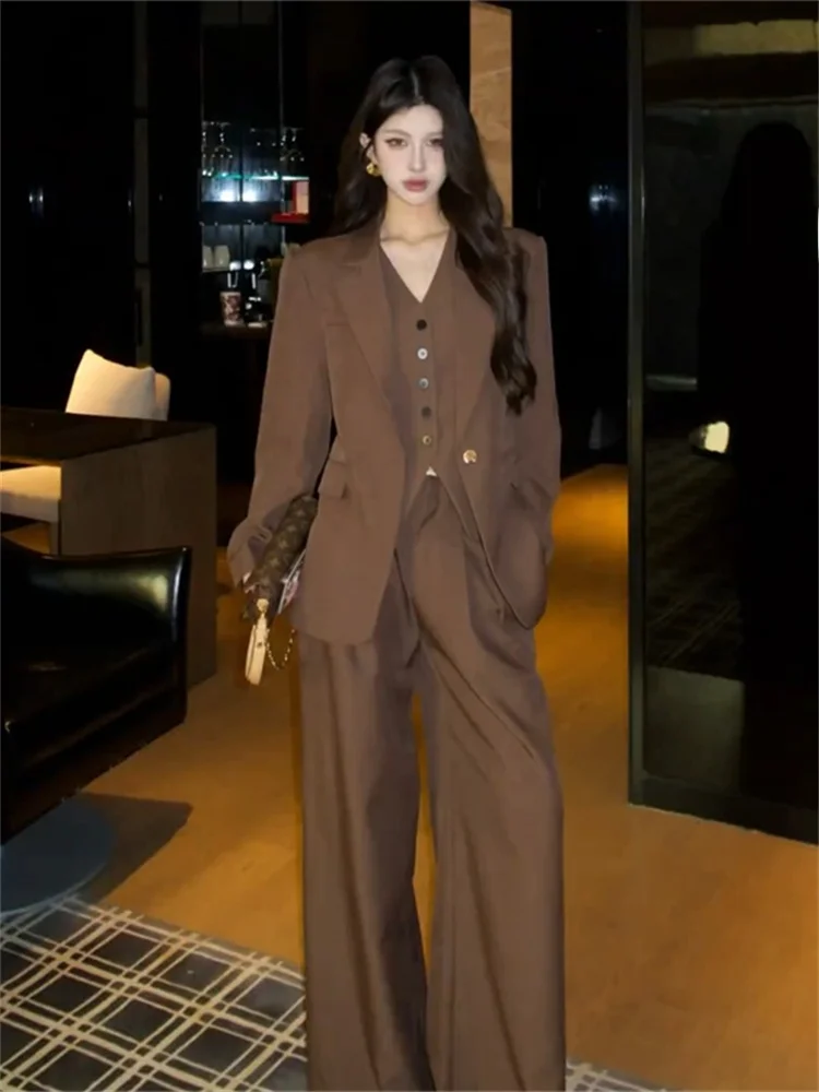 Костюм женский Ele Lady: жилет и брюки с высокой талией и широкими штанинами, тренд 2025 года, повседневный, удобный, осенний...
Костюм женский Ele Lady: жилет и брюки с высокой талией и широкими штанинами, тренд 2025 года, повседневный, удобный, осенний...