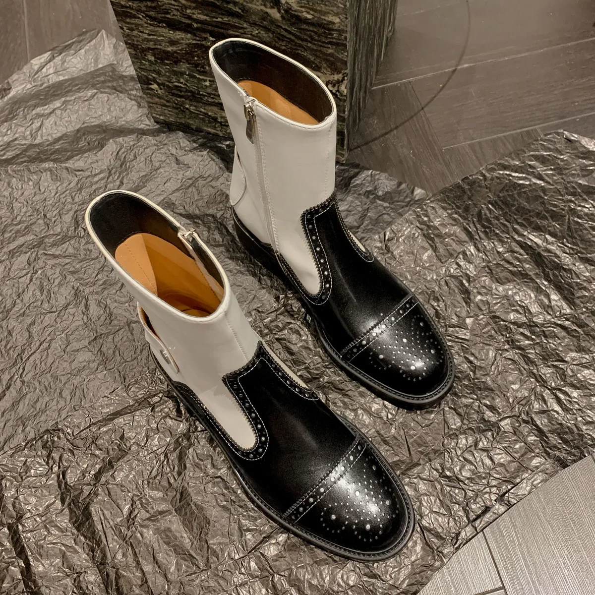 British Style Round Toe Square Heel Leather Short Boots Black And White Color Block Side Zip Chelsea Botines Flat Ankle Botas
British Style Round Toe Square Heel Leather Short Boots Black And White Color Block Side Zip Chelsea Botines Flat Ankle Botas