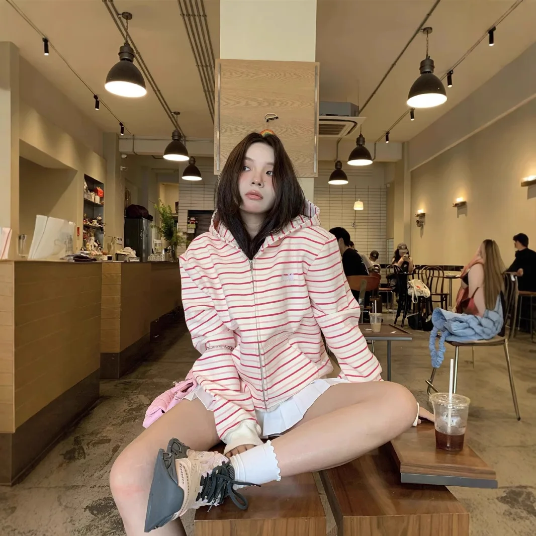 Autumn and winter pink and white striped cardigan hoodie Korean lazy feeling Guochao loose versatile thickened coat
Autumn and winter pink and white striped cardigan hoodie Korean lazy feeling Guochao loose versatile thickened coat