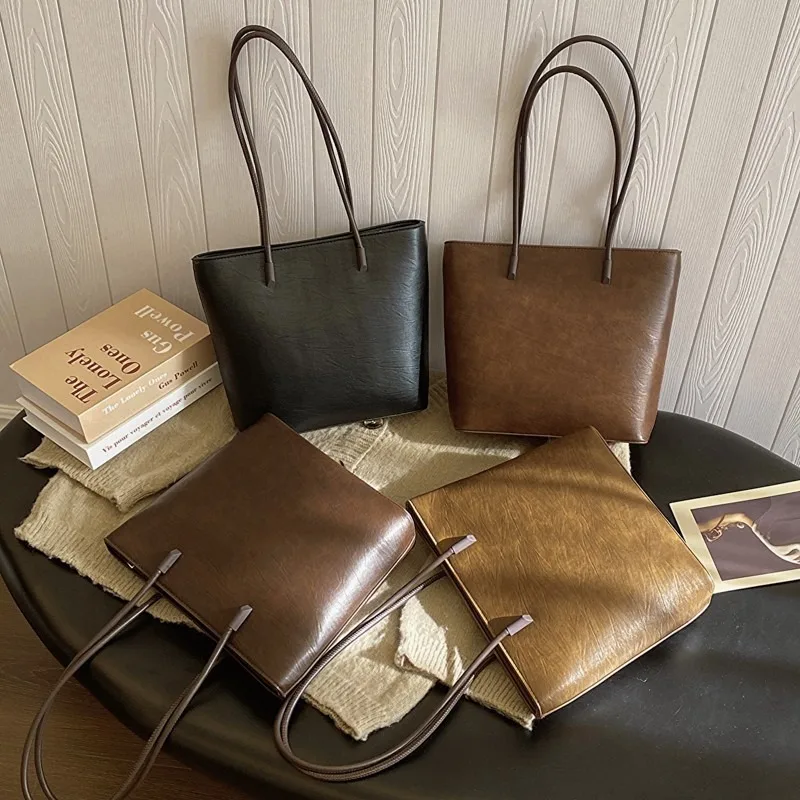 Ручная женская дорожная сумка большой вместимости, новая коллекция 2026, ретро и простая большая сумка, сумка через плечо в западном стиле
Ручная женская дорожная сумка большой вместимости, новая коллекция 2026, ретро и простая большая сумка, сумка через плечо в западном стиле