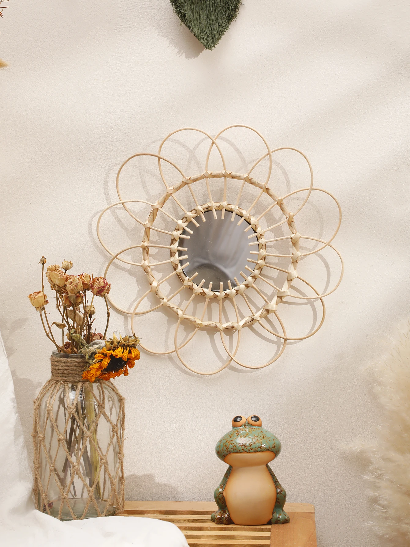 Rattan Hanging Mirror Nordic Simple Style Wall Decoration Sunflower Shape Makeup Dressing Mirror for Bedroom Living Room Gifts
Rattan Hanging Mirror Nordic Simple Style Wall Decoration Sunflower Shape Makeup Dressing Mirror for Bedroom Living Room Gifts