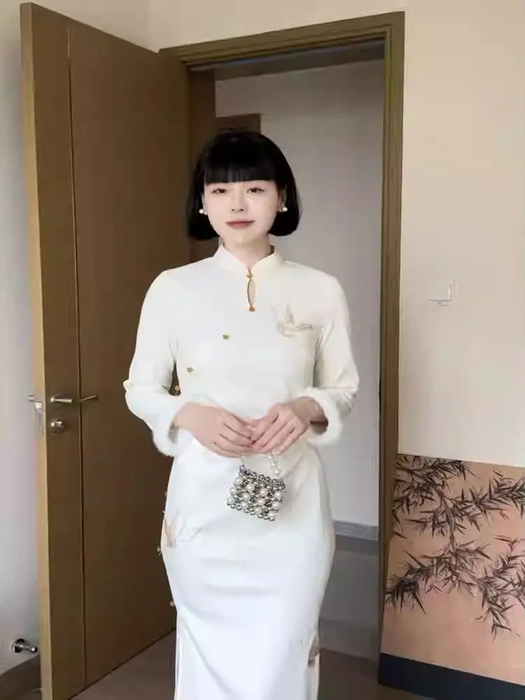 Новое китайское женское платье-ципао с длинными рукавами, утепленное, из флиса, зимнее, модное, в стиле ретро, средней длины, для повседневной носки
Новое китайское женское платье-ципао с длинными рукавами, утепленное, из флиса, зимнее, модное, в стиле ретро, средней длины, для повседневной носки