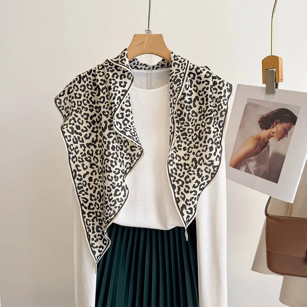 Fashion Leopard Print Rhombus Scarf Women 2026 New Elagant Bandana Neck Kerchief Head Bands Foulard Female Scarfs
Fashion Leopard Print Rhombus Scarf Women 2026 New Elagant Bandana Neck Kerchief Head Bands Foulard Female Scarfs