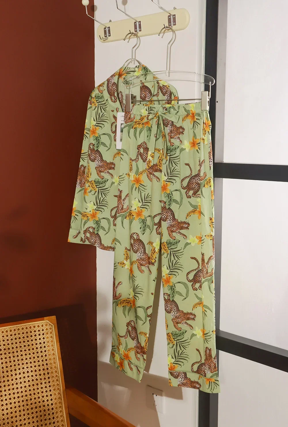 New pajamas women wild jungle printing long sleeved pants cotton leisurewear can wear outside
New pajamas women wild jungle printing long sleeved pants cotton leisurewear can wear outside