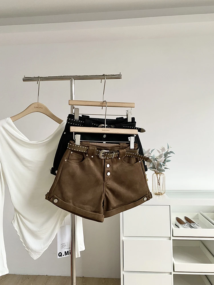 2025 autumn new retro spicy girl personality versatile suede high waisted casual pants slim fit shorts for women
2025 autumn new retro spicy girl personality versatile suede high waisted casual pants slim fit shorts for women