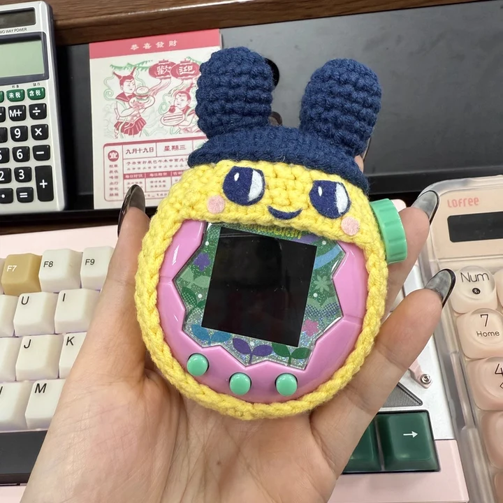 Милый ручной тканый защитный чехол для тамагочи Paradise Mametchi, защитный чехол из мультяшной райской пряжи
Милый ручной тканый защитный чехол для тамагочи Paradise Mametchi, защитный чехол из мультяшной райской пряжи